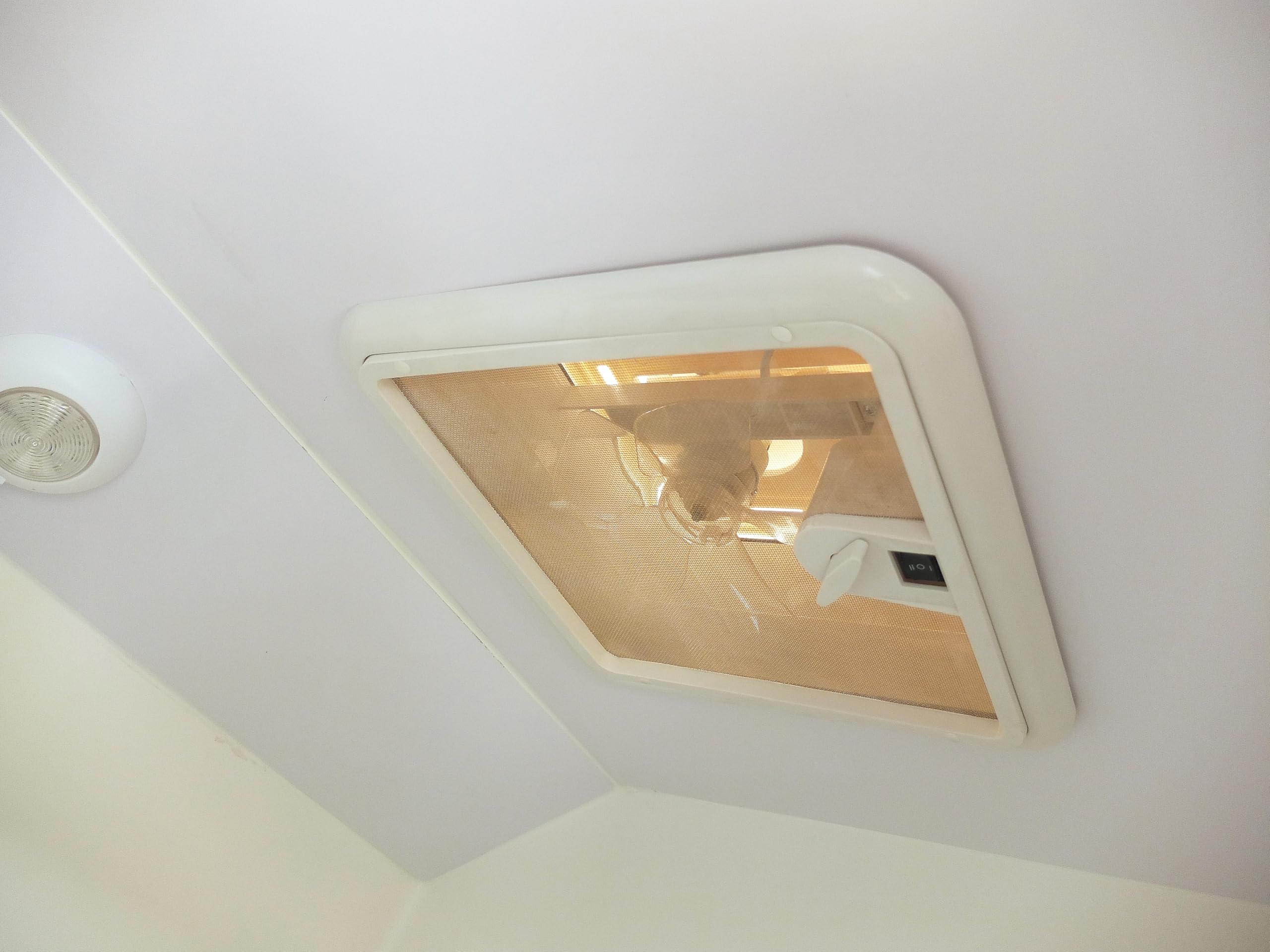 Claraboya de Techo para Autocaravana 12V con Ventilador y Motor, 43R Tapa Blanca 280 x 280 mm, Ventilación Compacta para Baño, Ducha, Camper, Caravana y RV