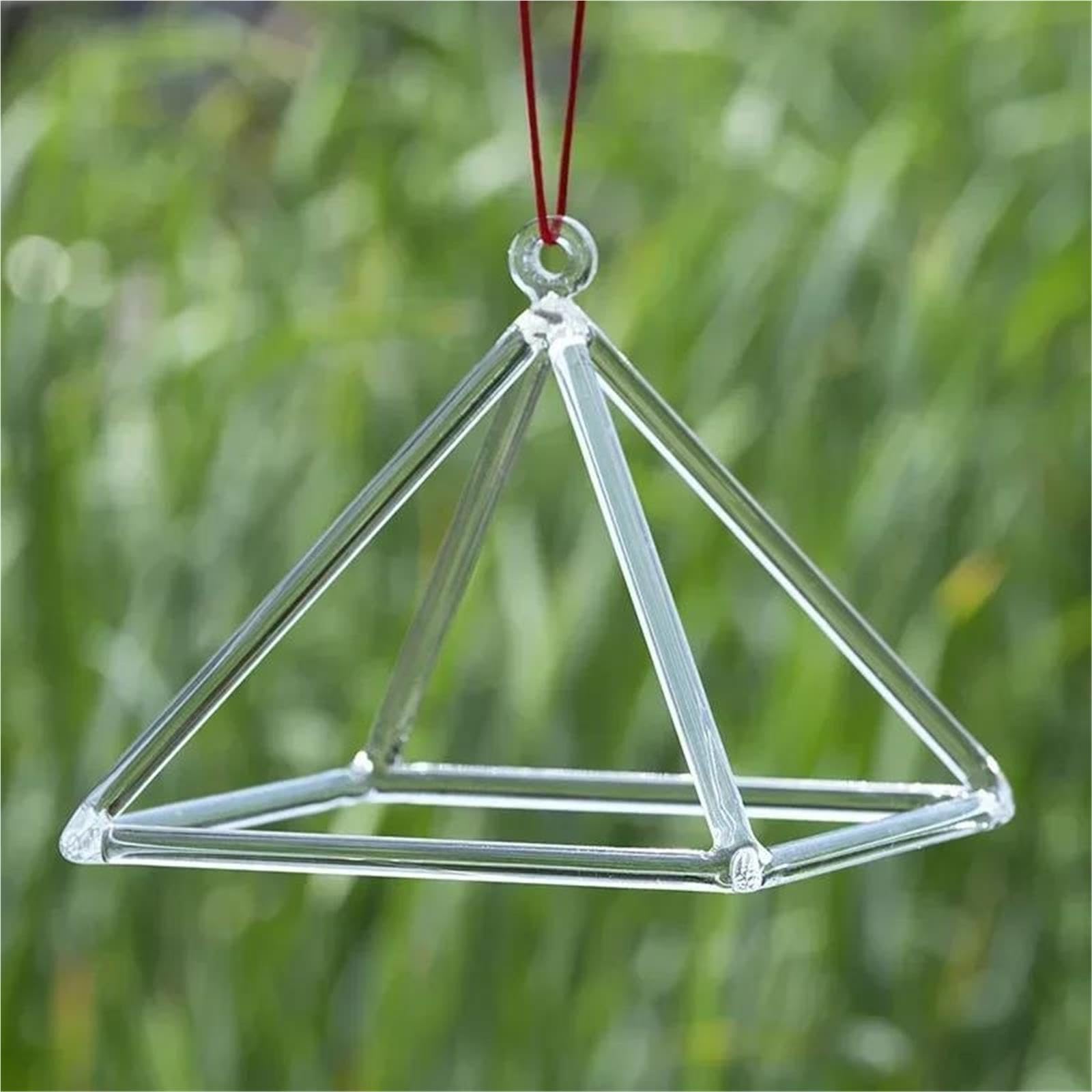 Singende Pyramide aus klarem Kristall
