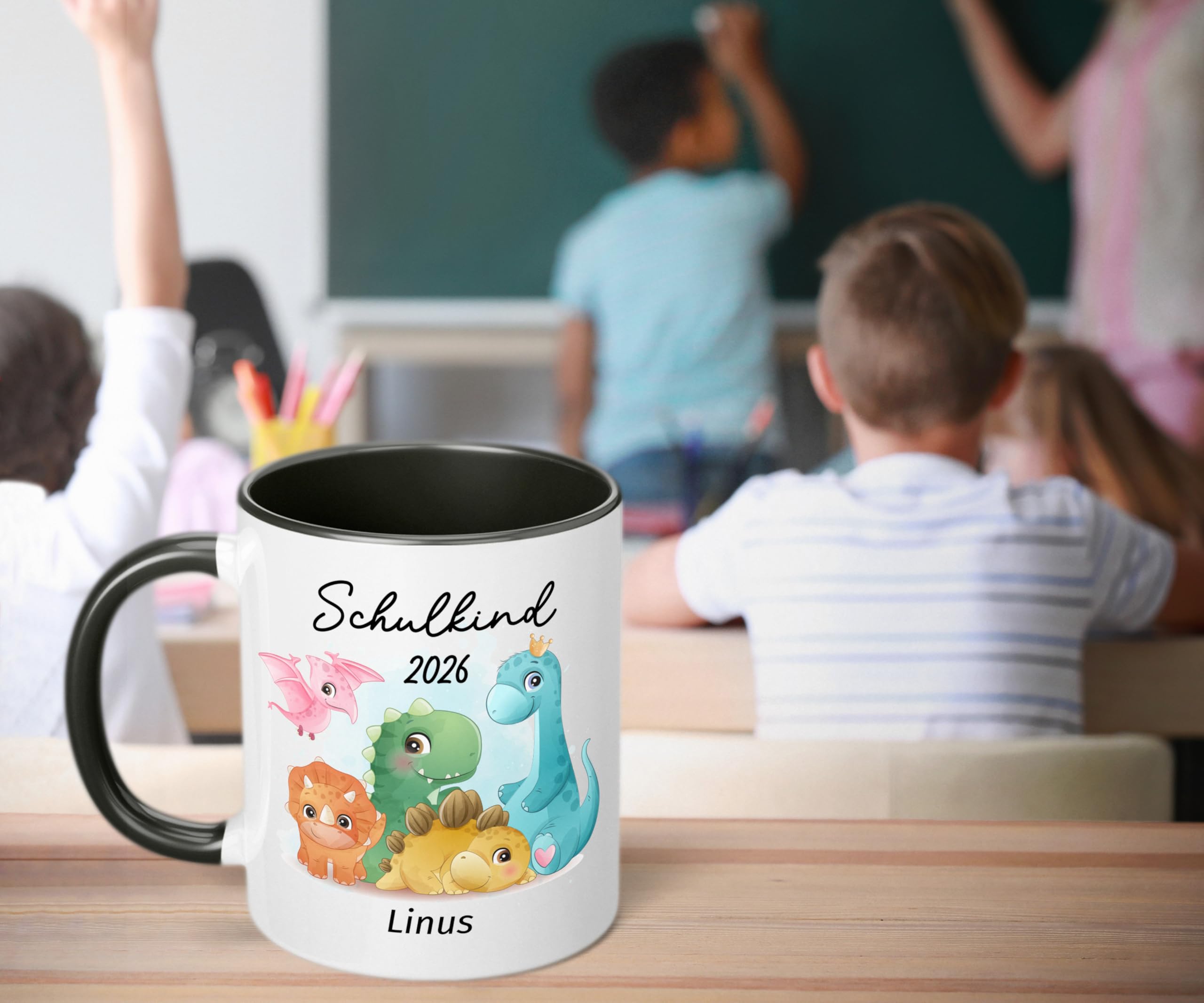 True Statements Geschenk zur Einschulung für Jungen: Keramik-Tasse „Schulkind 2026“ - Dinosaurier-Watercolor-Motiv - 330ml - personalisiert mit Namen Erstklässler Schüler 1. Klasse, Schwarz
