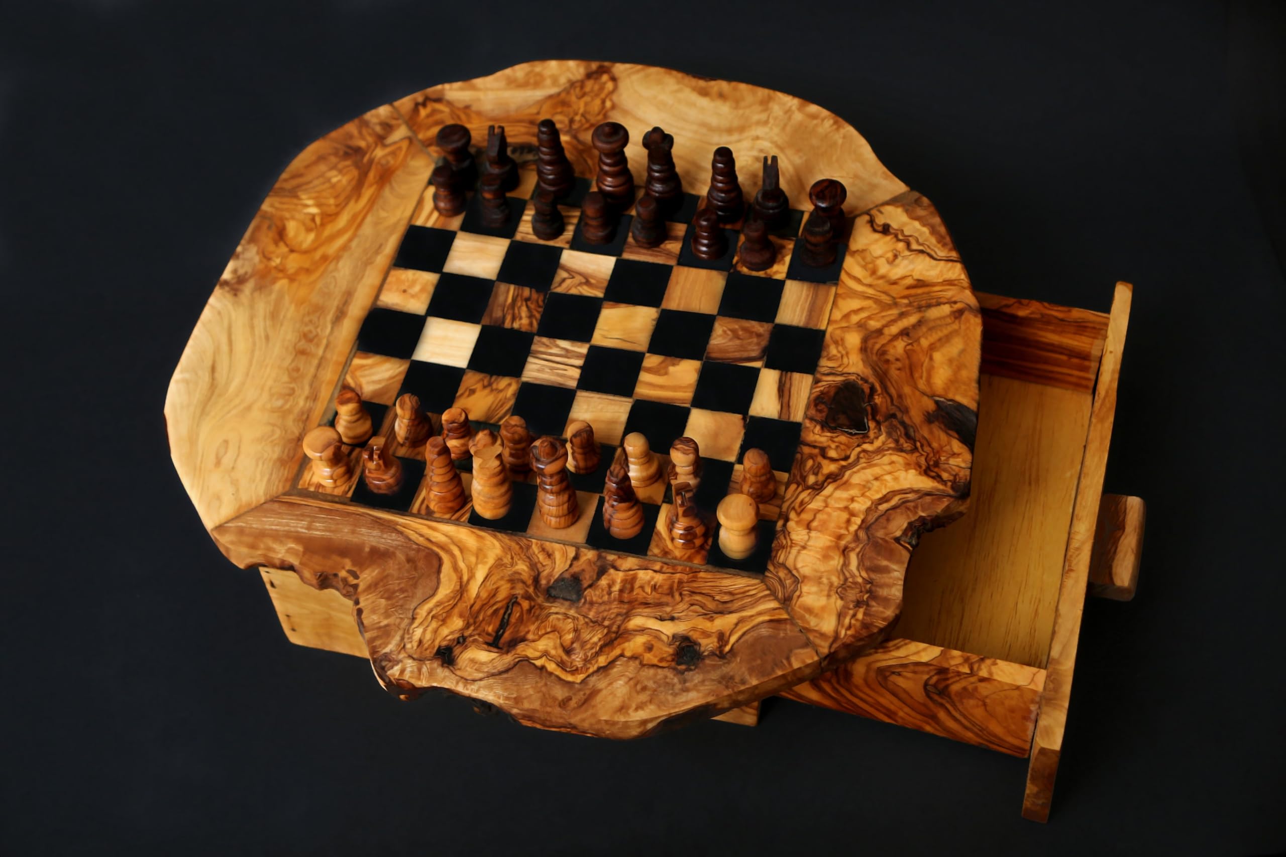 Échiquier en bois d'olivier avec un tiroir et 32 pièces en bois d'olivier finement sculptées