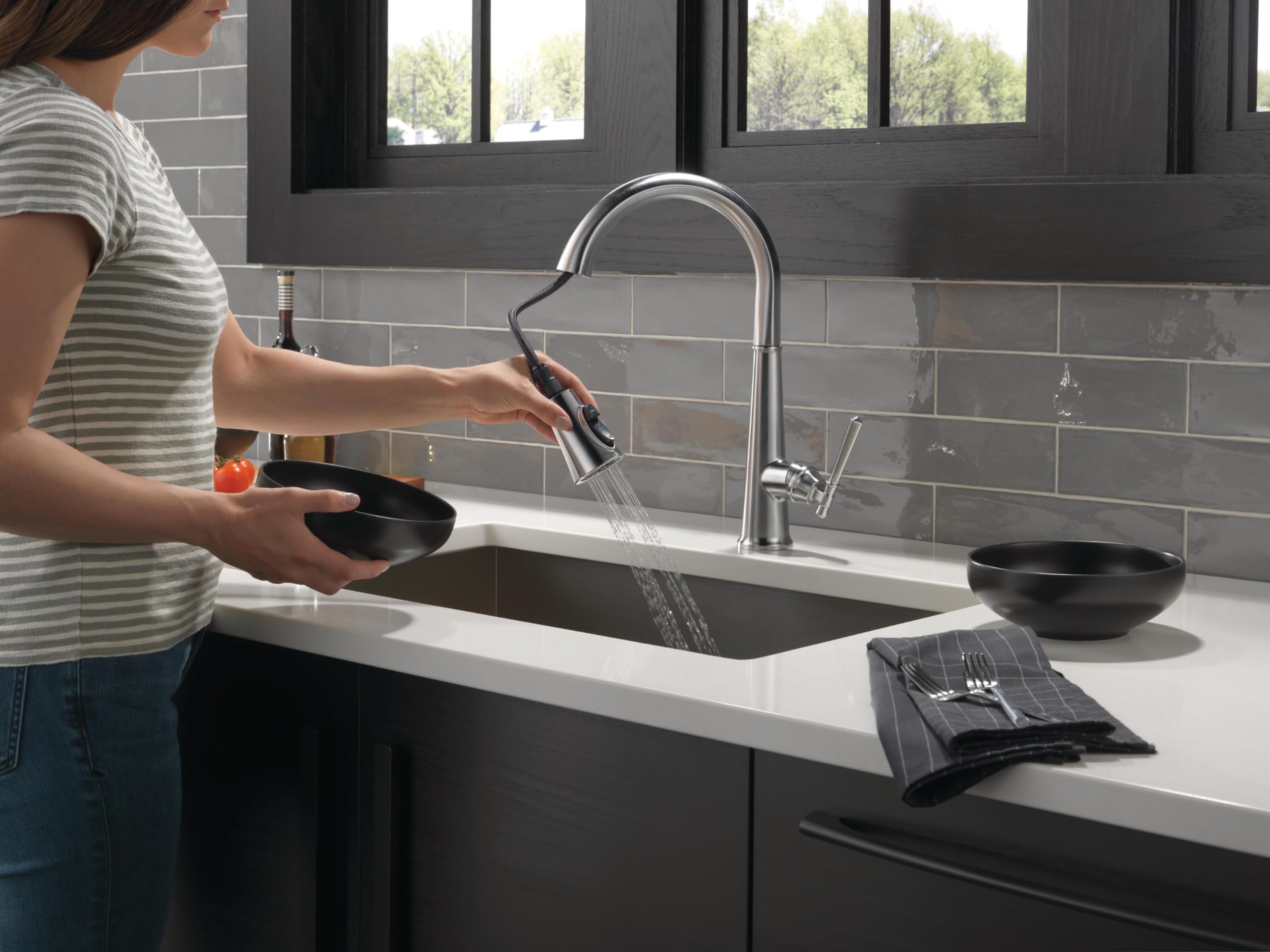 Delta Faucet Emmeline Grifo de fregadero de cocina con rociador abatible, tecnología ShieldSpray y cabezal de pulverización de acoplamiento magnético, Lumicoat Arctic Stainless 9182-AR-PR-DST