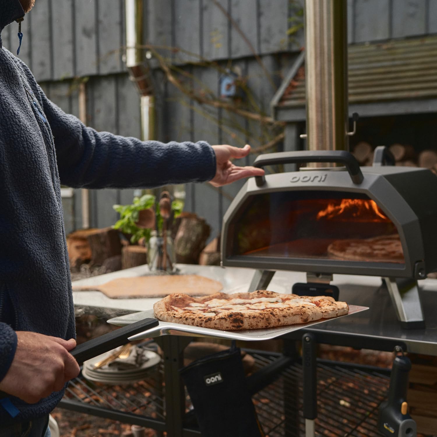 Ooni Karu 2 Pro Multi-Brennstoff Pizzaofen Set inkl. 14 Zoll Pizzaschaufel – Smart Outdoor Gas & Holz Pizza Ofen 16" – Großes Karu 2 Pro Bundle mit Pizzaheber