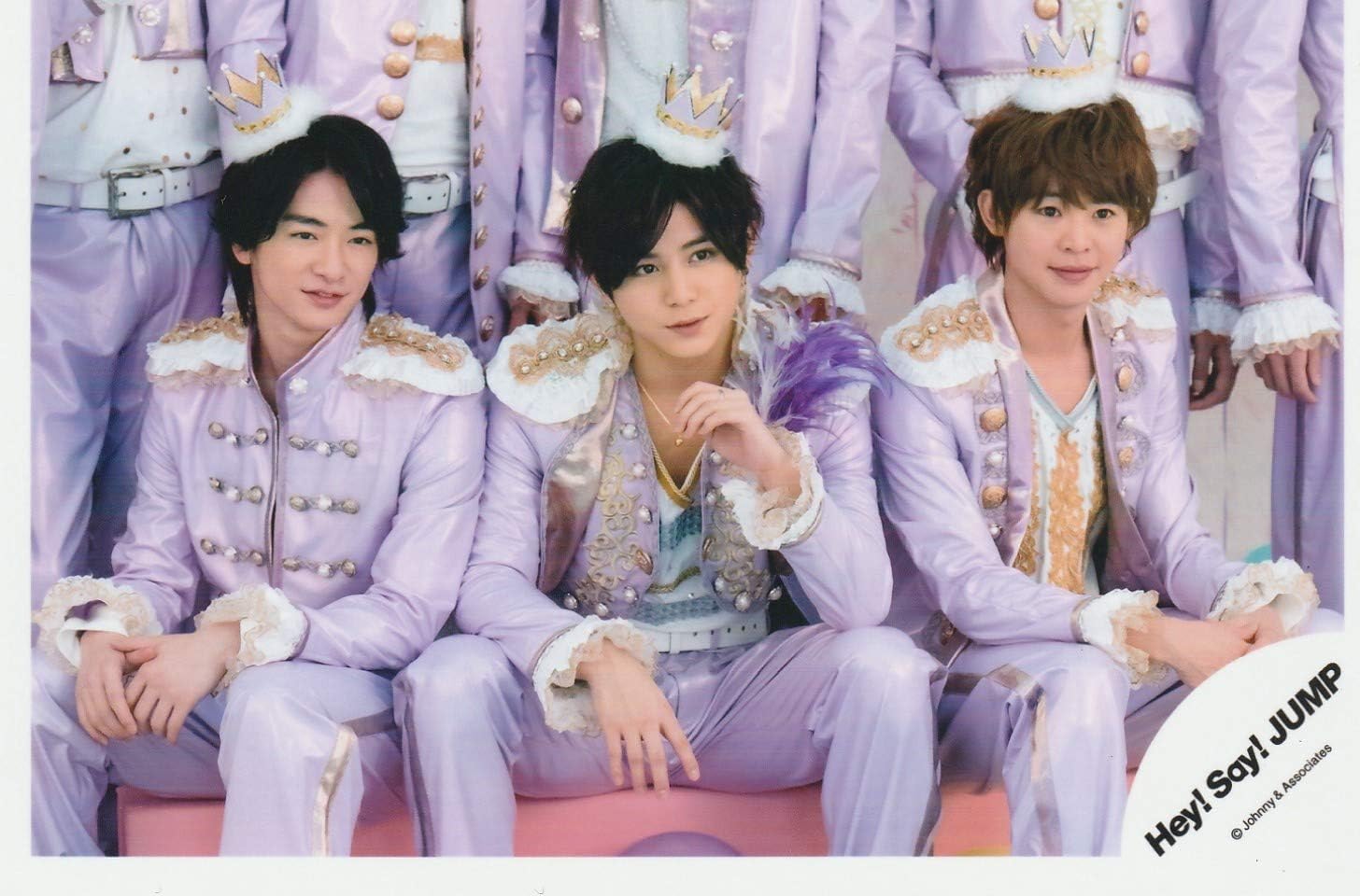 Amazon 山田涼介 知念侑李 有岡大貴 Hey Say Jump 公式生写真 Chau 衣装紫 白 金 座り アイドル 芸能人グッズ 通販