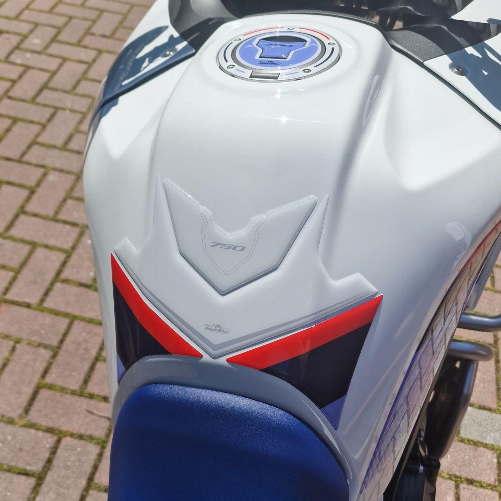 Resin Bike Adesivi Moto Compatibile con Honda Transalp XL 750 2023. Protezione Moto Paraserbatoio da Urti e Graffi. Adesivo 3D Resinato - Tricolour Ross White