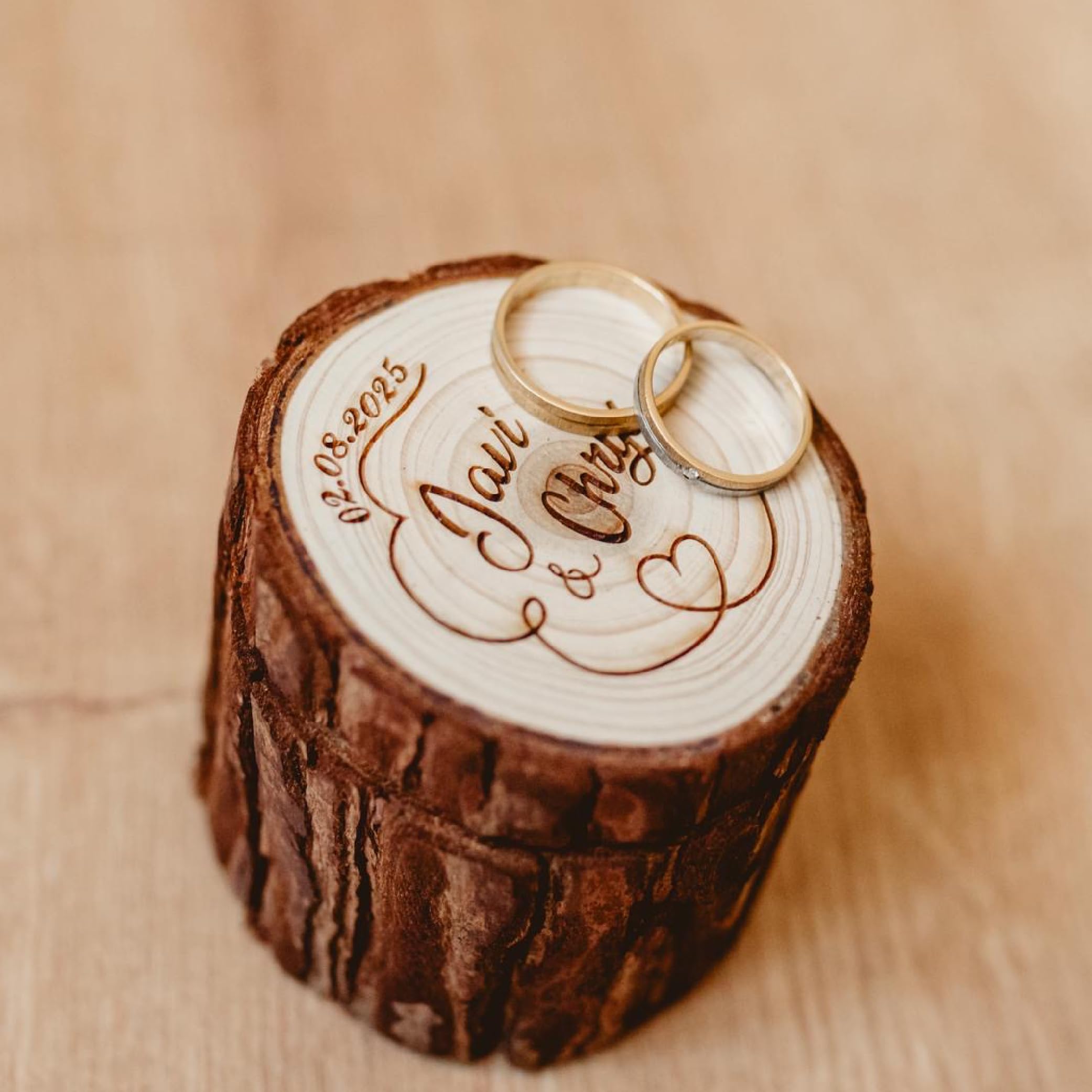 MONAMI - caja porta alianzas madera personalizada grabada para alojar las alianzas. Tronco natural. Varios modelos a elegir. Producto realizado a mano y artesanal