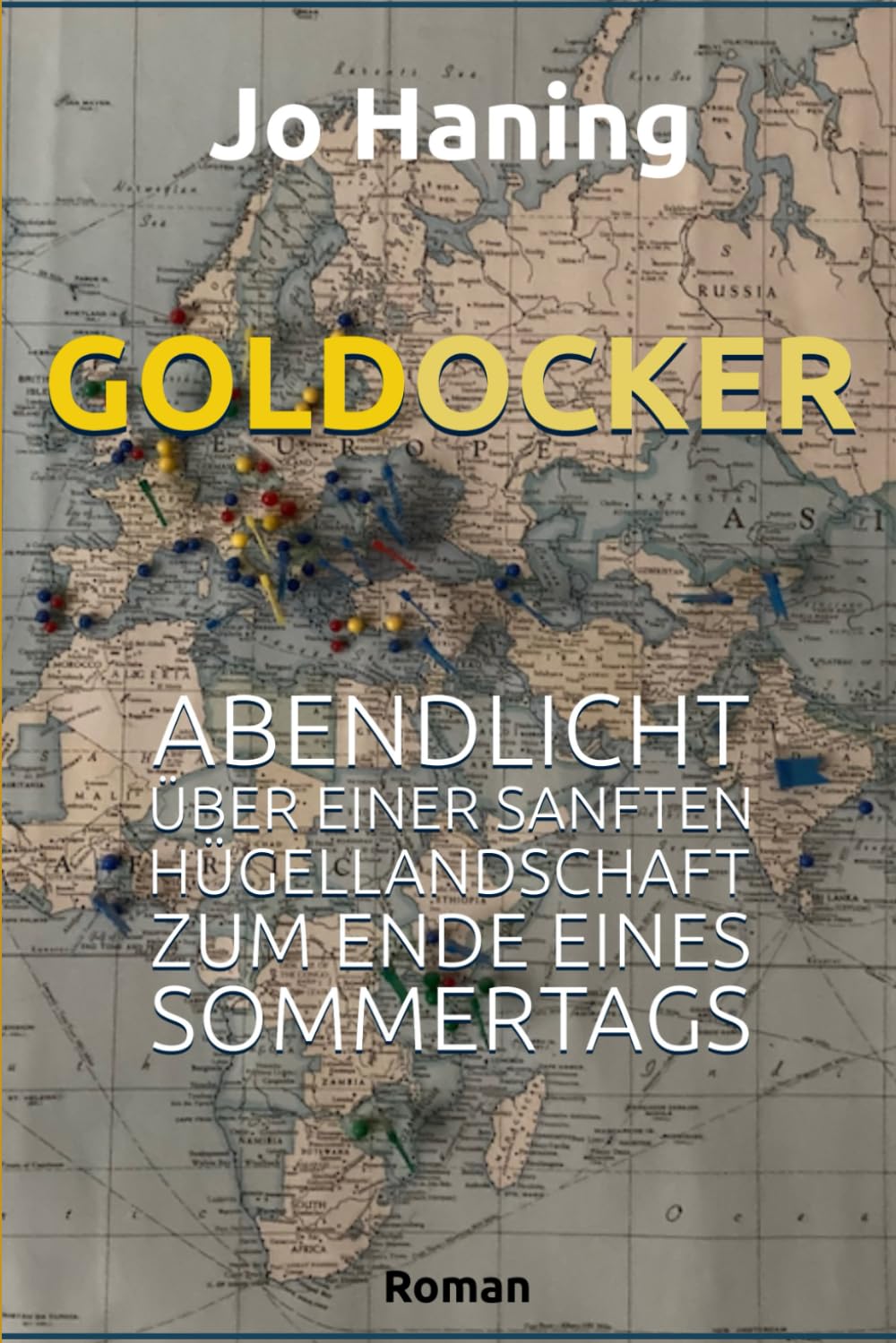 GOLDOCKER: Abendlicht über einer sanften Hügellandschaft zum Ende eines Sommertags
