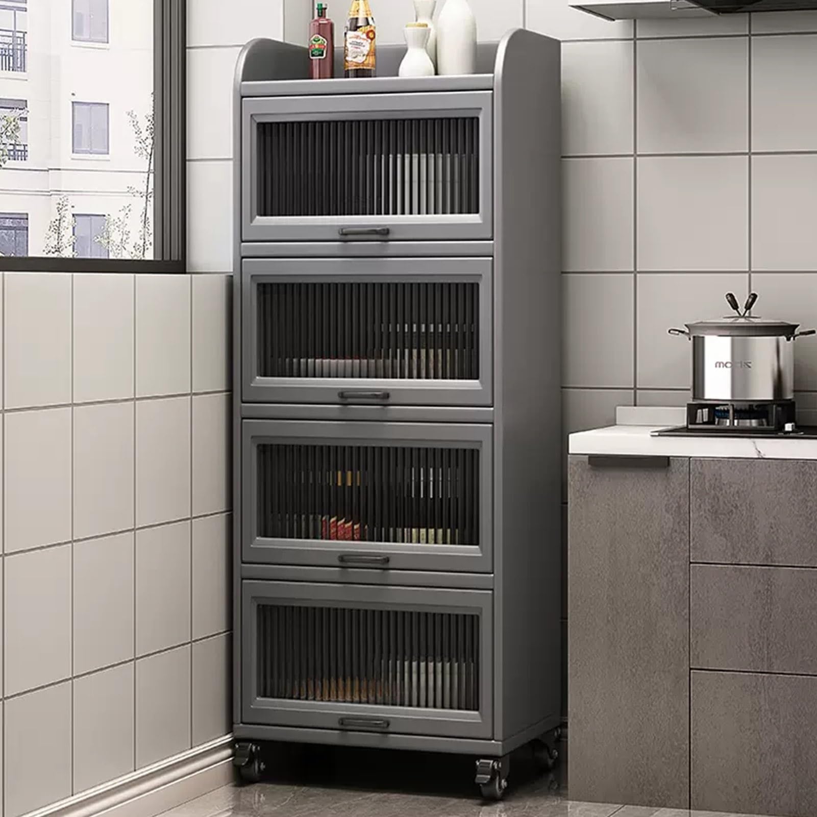 Scaffale per forno a microonde con ruote girevoli, mobiletto da cucina autoportante con ripiano in legno e sportello a ribalta per piatti e piatti, soluzione salvaspazio da cucina