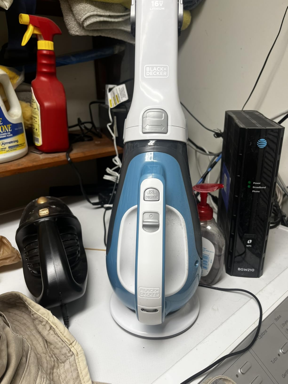 Gerçekten işini gören kompakt ve çok yönlü bir el süpürgesi.