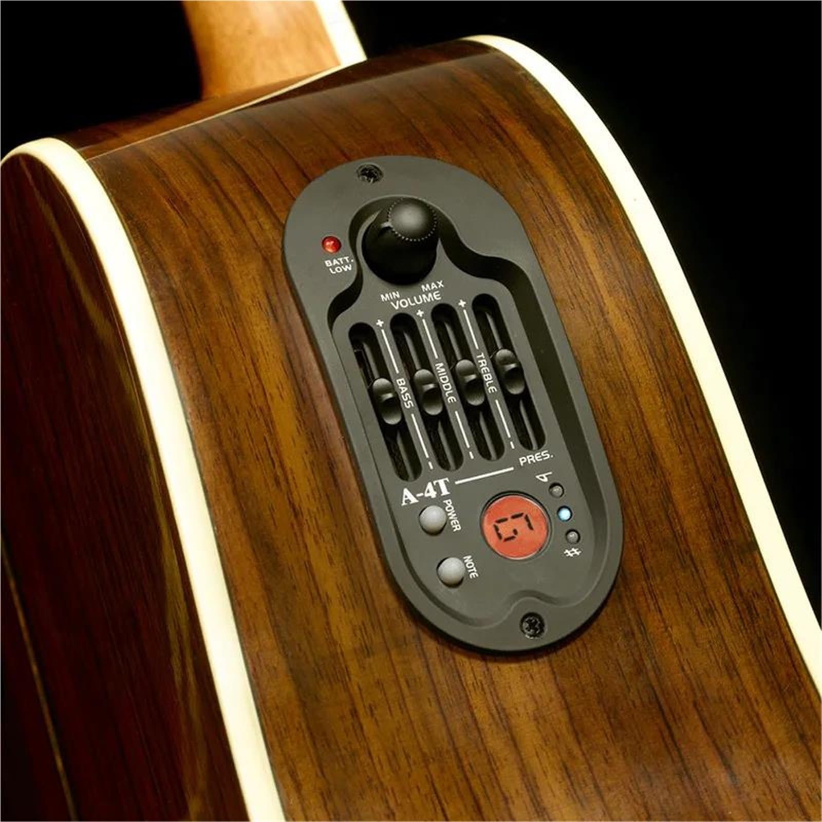 Preamplificatore per chitarra acustica ovale con equalizzatore a quattro bande e accordatore digitale rotondo Pickup Chitarra Acustica