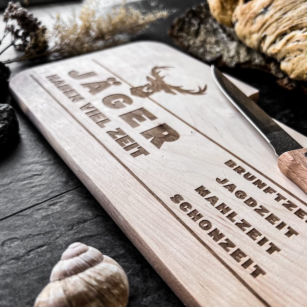 Spruchreif | Brotzeitbrett mit Messer "Jäger haben viel Zeit..." – Graviertes Holzbrett mit Jäger-Motiv | Lustiges Geschenk für Jäger & Jagdfreunde