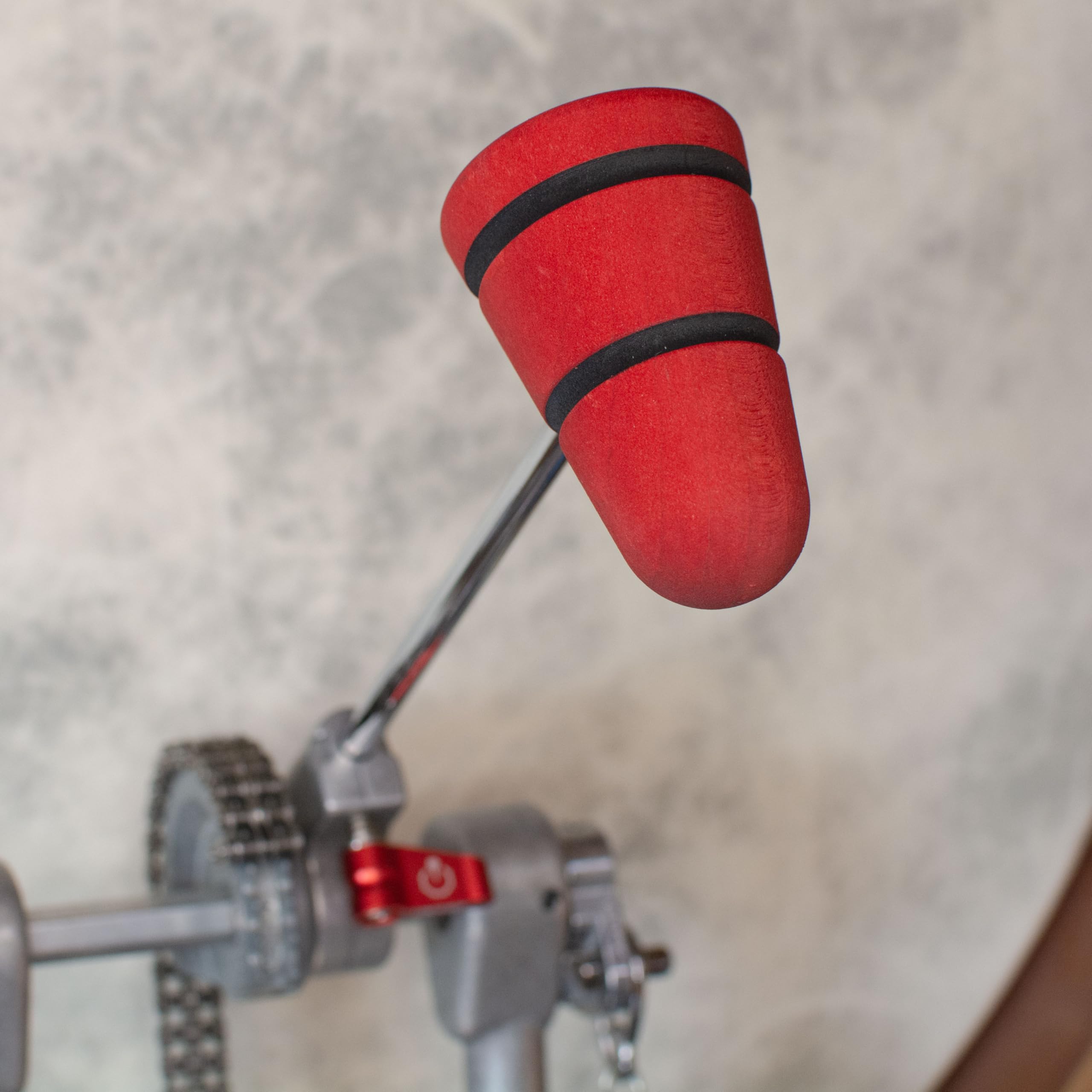 Low Boy Wood Bass Drum Beater – Vielseitiger mittelschwerer Bassdrum-Schlägel mit robuster Holzoberfläche und Stahlstangen in Luftfahrtqualität (Rot mit Schwarz, 1 Stück)