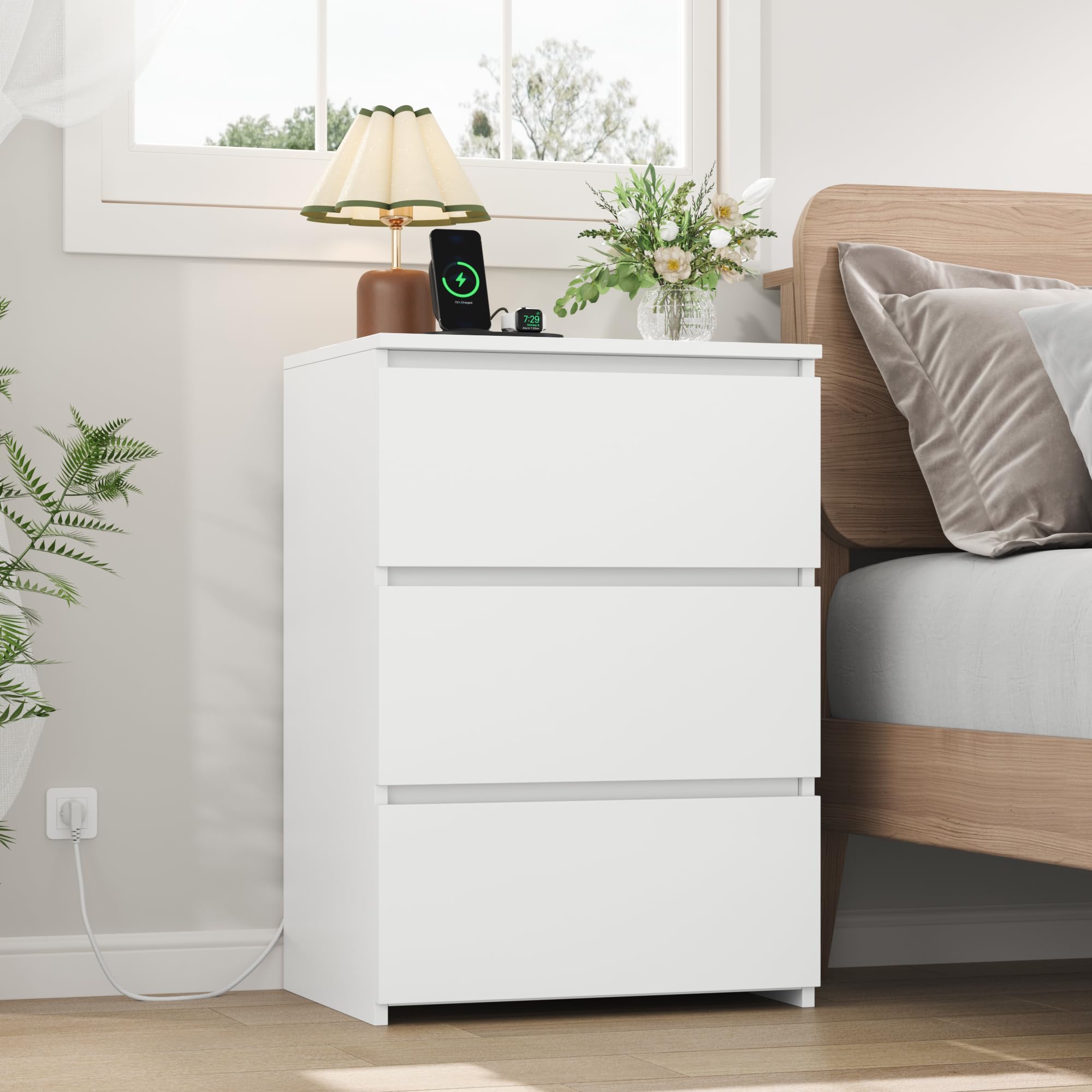 FirFurd Comodino con Ciabatta Elettrica, Comodino Camera da Letto con 3 Cassetti, con 2 Prese AC e 2 Porte USB, Cassettiera in Legno, per Soggiorno e Camera da Letto, Moderno, 45x38x66 cm (Bianco)