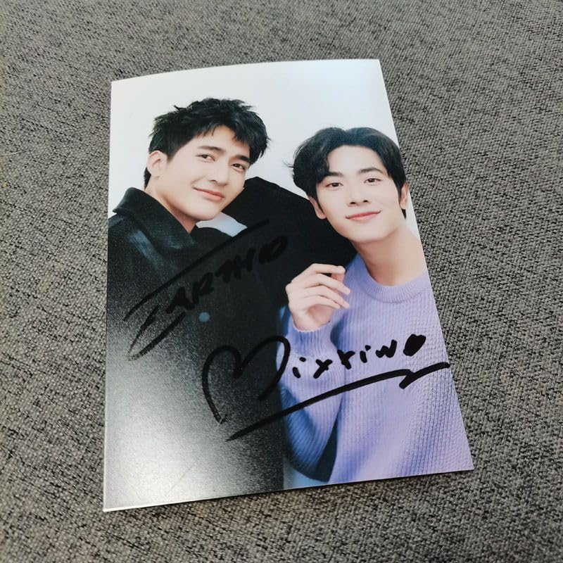 Thai star Earthmix's autographed photo is not printed, giving gifts to friends and classmates (5)