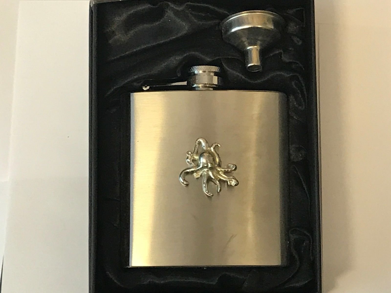 Flasque alcool motif pieuvre dans son coffret cadeau original pour homme et femme