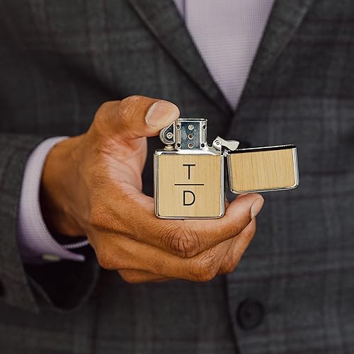 Miniatura 10 de Weddingstar Encendedor personalizado de metal envuelto en madera personalizada a prueba de viento con caja de regalo Madera oscura - Iniciales