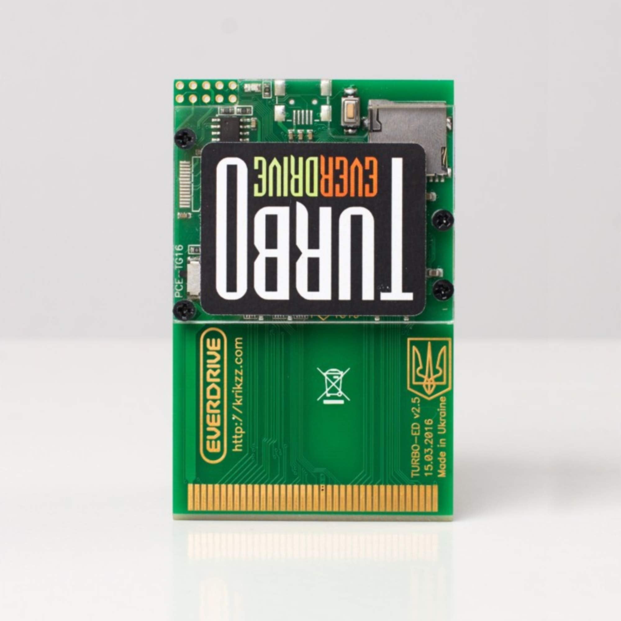 Turbo EverDrive v2.4 Flash Cart for the NEC TurboGrafx-16 or PCEngine system runs games.