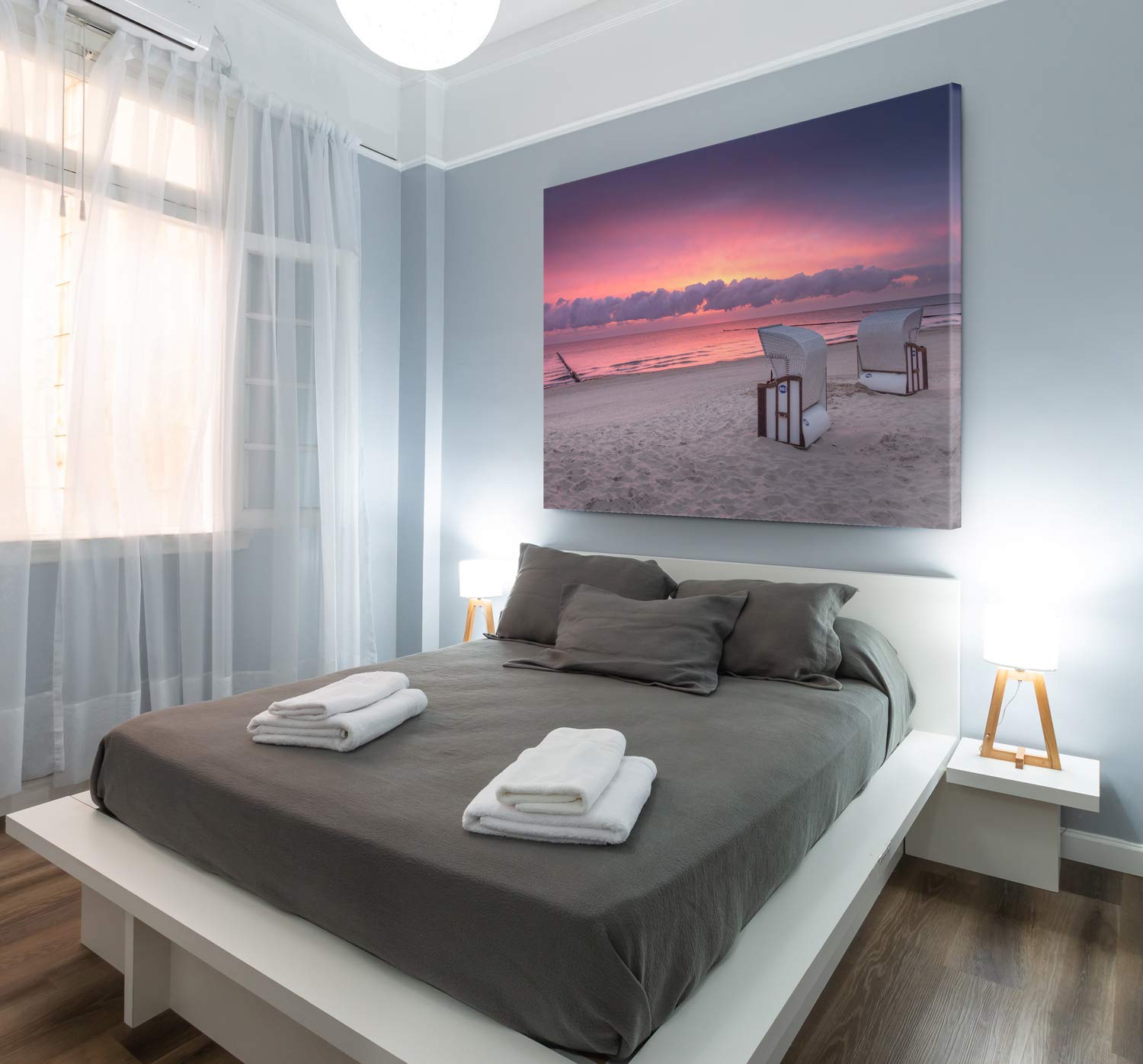 BilderKing Atemberaubendes Ostsee XXL Leinwandbild 120cm x 80cm, Motiv Usedom Sonnenuntergang, Strandkörbe. Einzigartiges Panorama-Bild für Wohnzimmer, Schlafzimmer. aufgespannt auf 4cm Keilrahmen