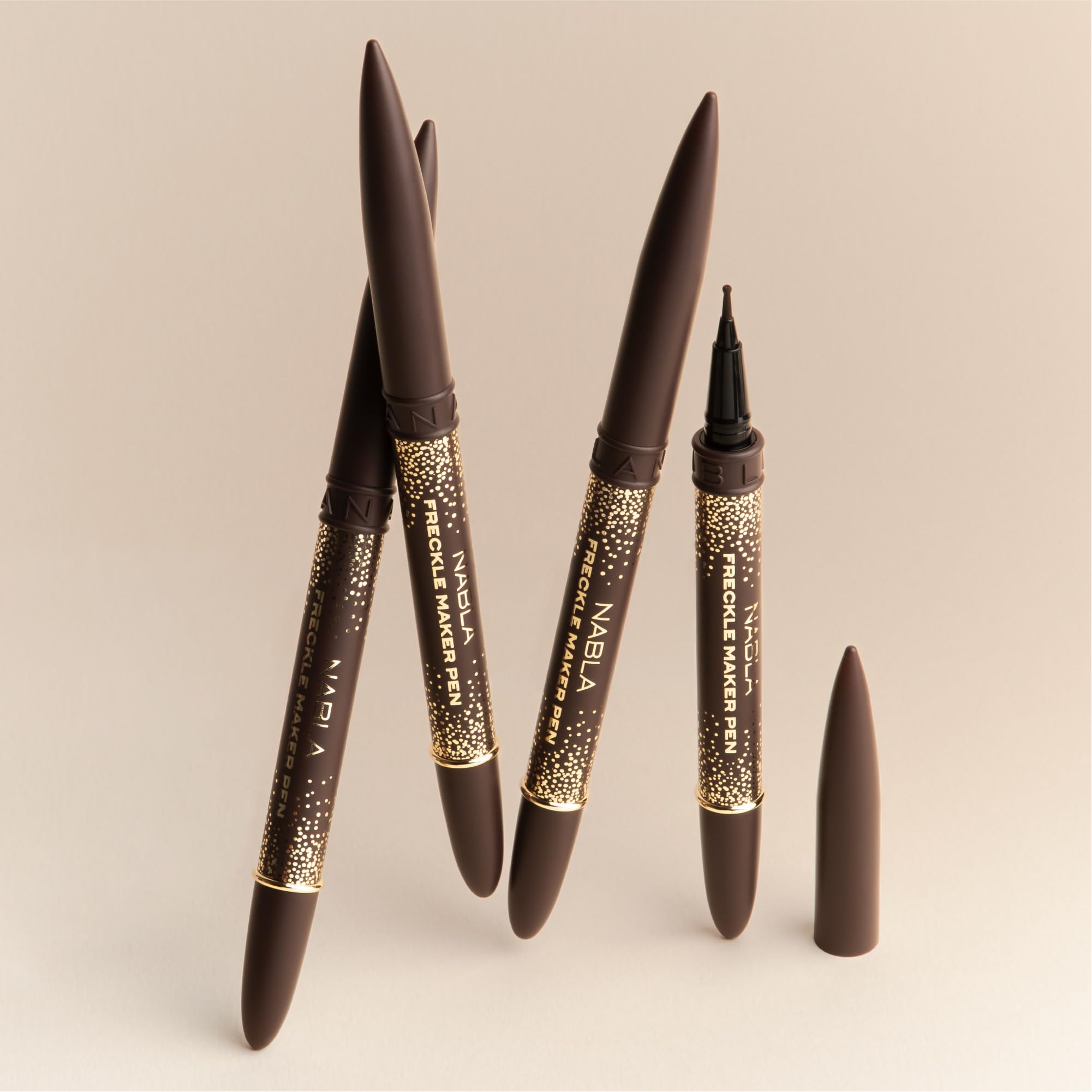 NABLA Freckle Maker Pen | Tinta Viso per Lentiggini Finte dal Risultato Naturale, Waterproof, Lunga Durata, Applicazione di Precisione, Vegano, Cruelty-Free, Make-up Professionale | Made in Italy