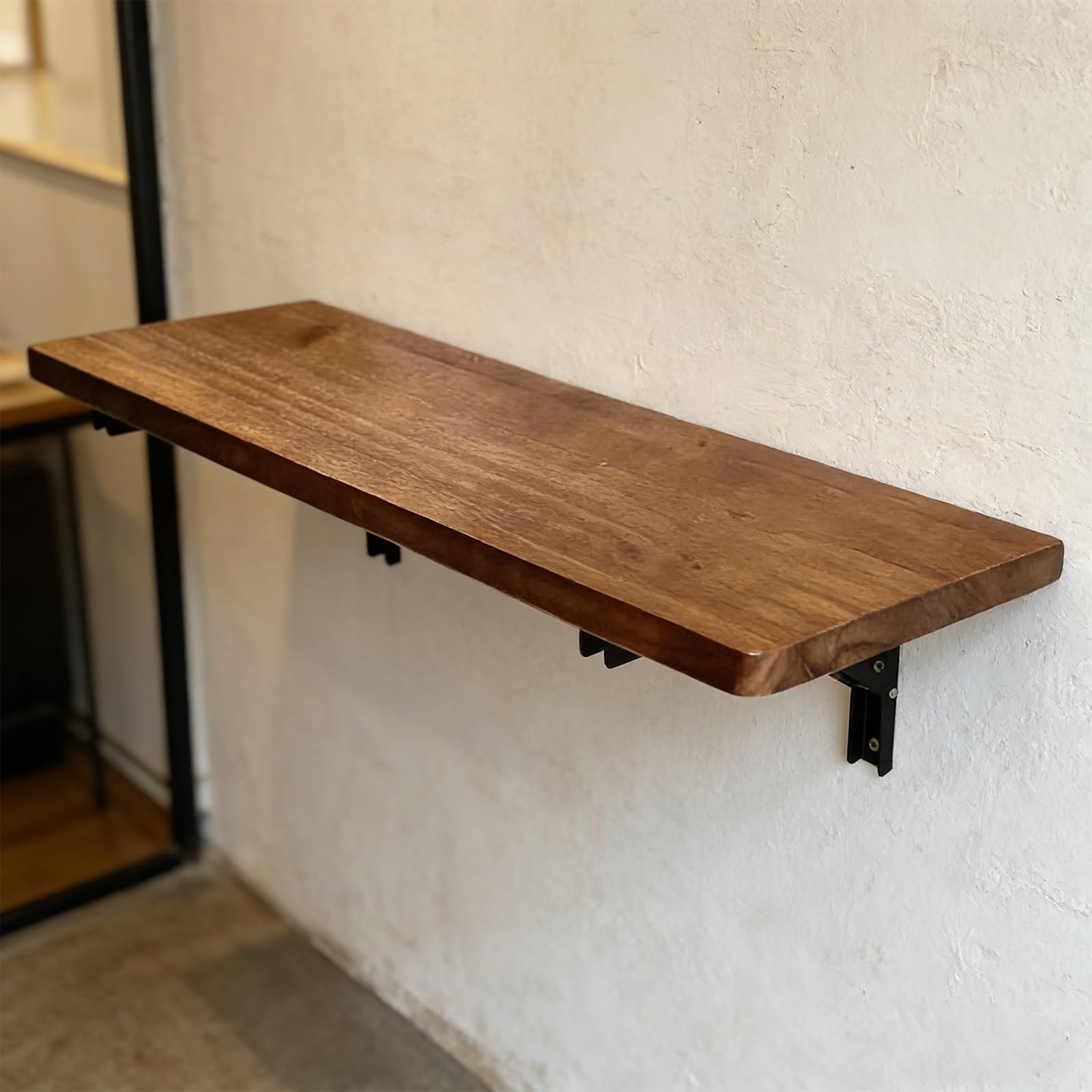 Table murale rabattable gain de place pour bar et tea room