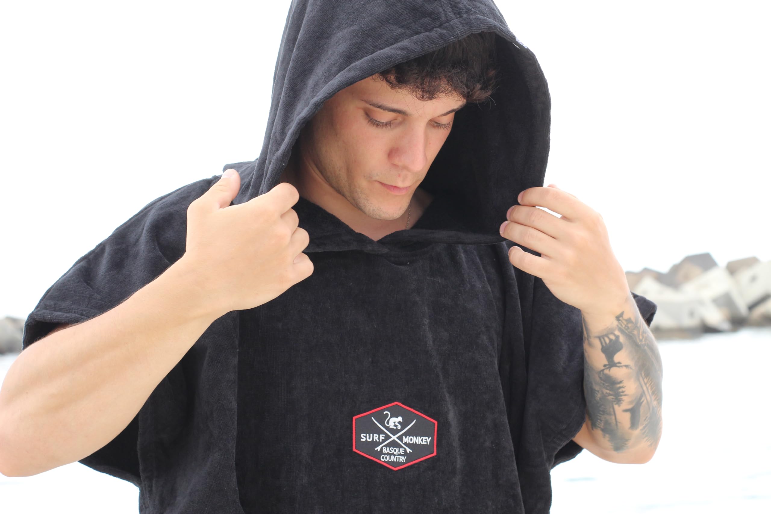 Surf Monkey Poncho Surftuch mit Kapuze und Innentasche - Bio-Baumwolle (Schwarz, L/XL)