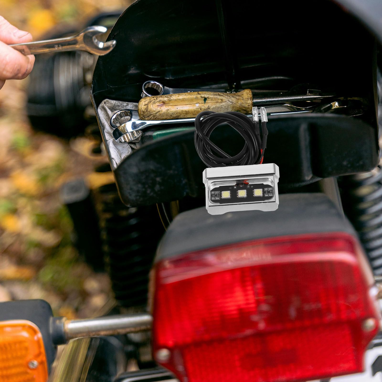 Luz Fácil Instalación Iluminación Brillante y Diseño Único en Aleación de Aluminio Plateada para Motocicleta para Remolques y Coches