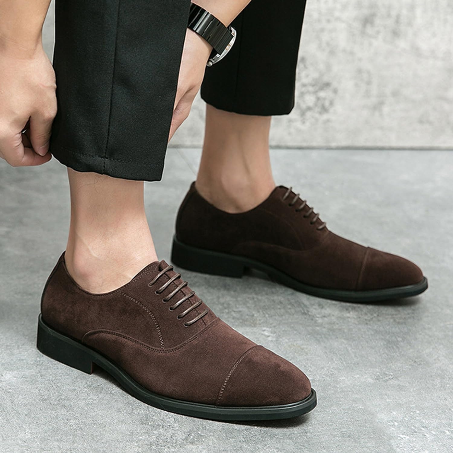 Zapatos Oxford de ante for hombre con detalles cosidos, con cordones, ideales for ocasiones formales de negocios.