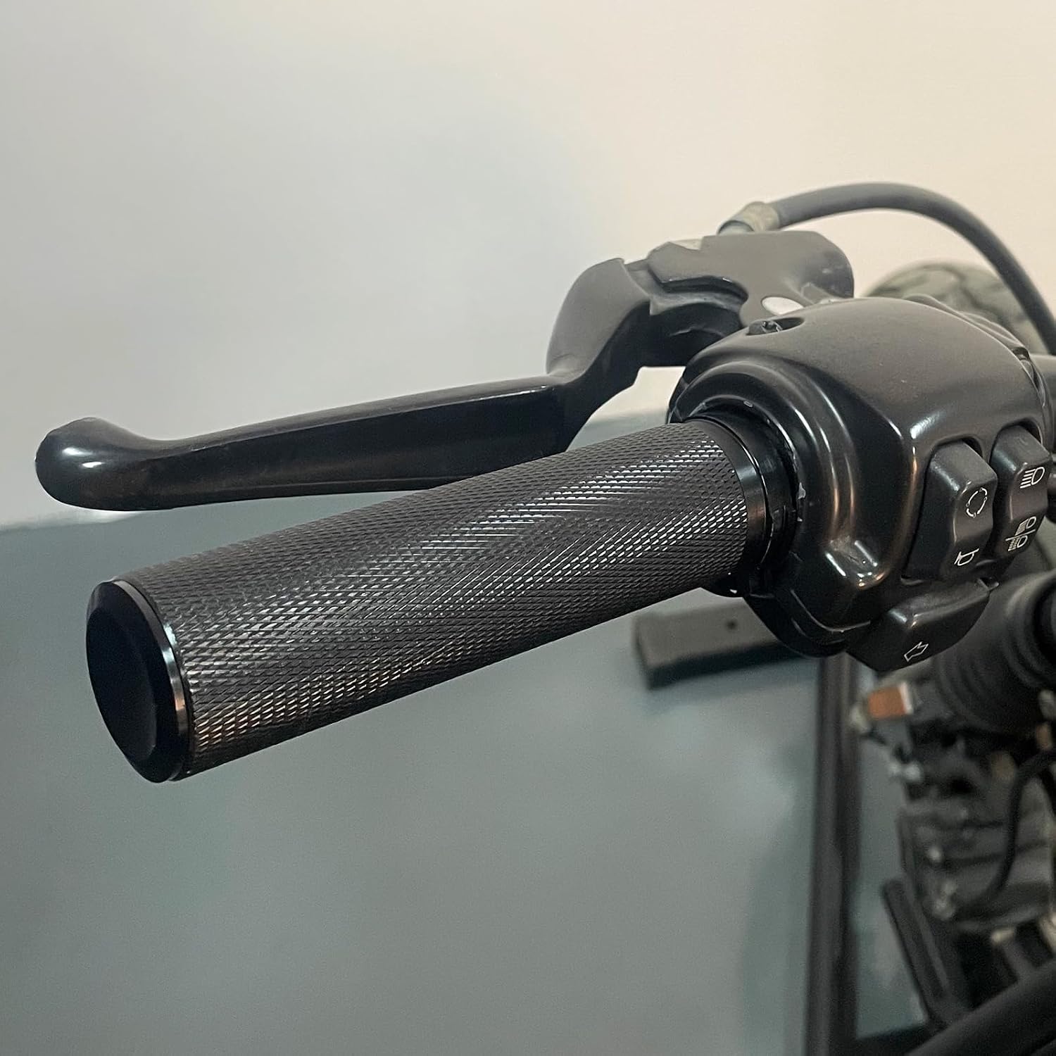 Motorcycle Handlebar Grips 1 inch 25mm Aluminum Cable Throttle Hand Grips Universal Fit for Harley Touring Dyna Softail Sportster XL 883 1200