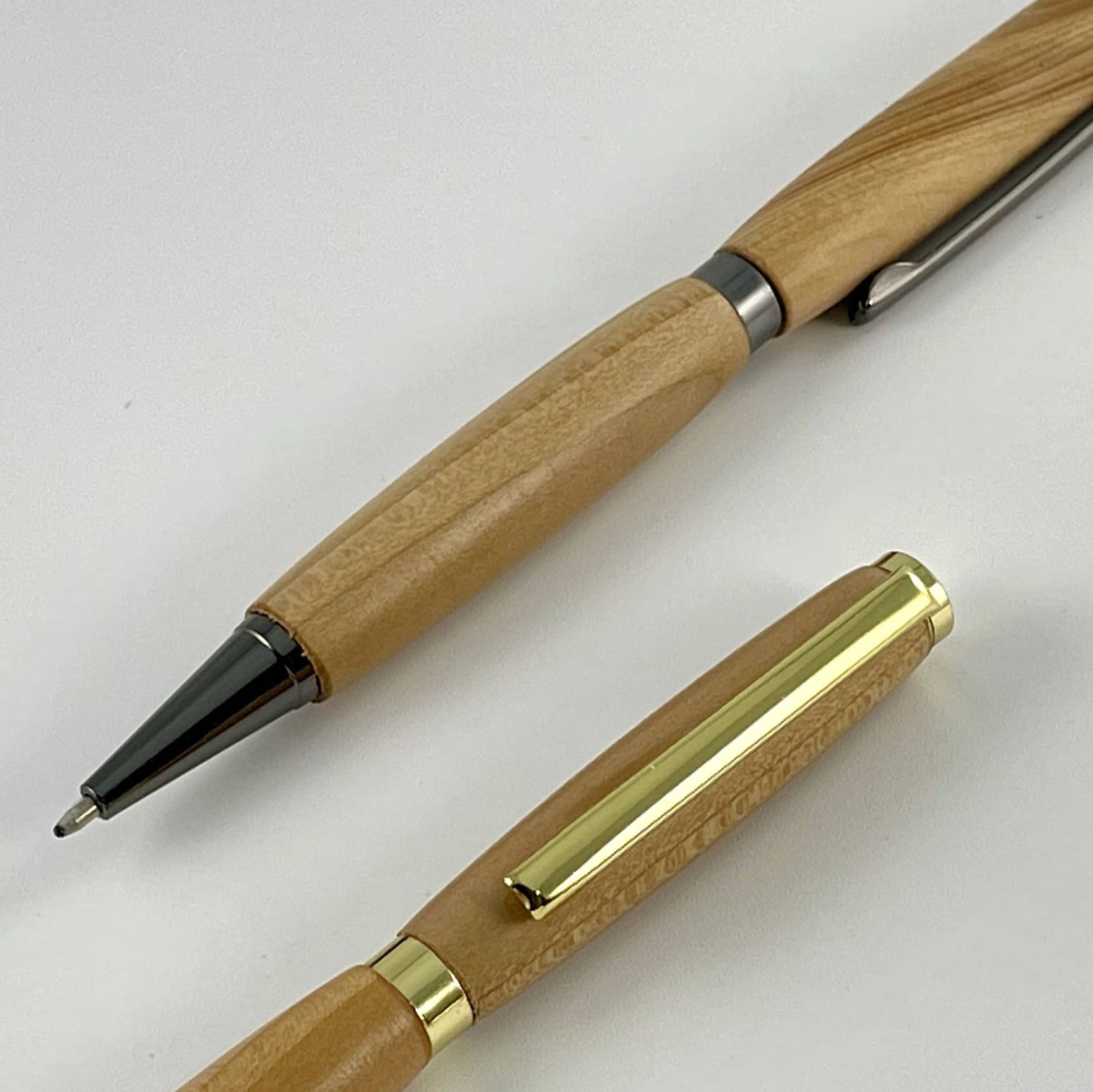Stylo bille artisanal bois de Cèdre Français fait main en France – Gravure personnalisable – Coffret métal – Cadeau