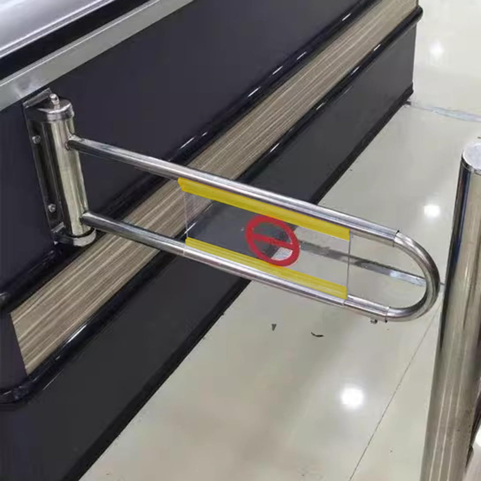 Puerta retráctil de seguridad Securi plata y amarillo para delimitar accesos comerciales