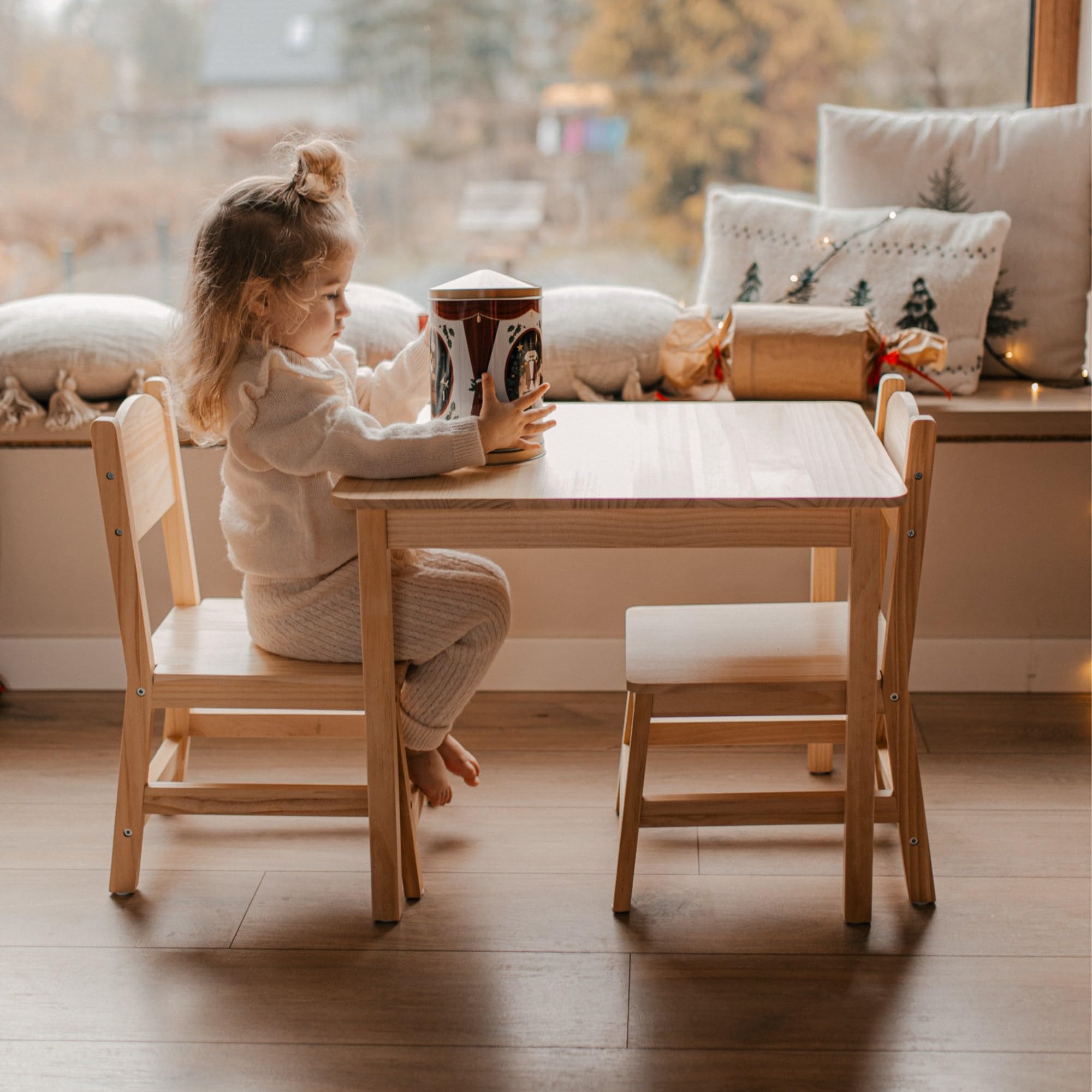 Mamabrum Drewniany Stolik i 2 Krzesełka dla Dzieci – Zestaw z Naturalnego Drewna Sosnowego do Zabawy Nauki i Posiłków – Ergonomiczny i Bezpieczny – 3+