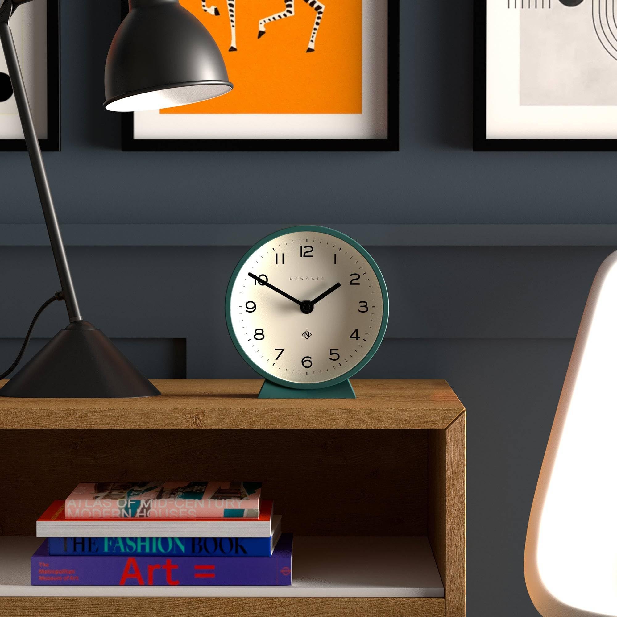 Newgate® M Orologio da scrivania Mantel Echo | Design moderno a tondo | Verde Eden | Numeri facili da leggere | Stile contemporaneo per scrivania, tavolo, mensola o comodino