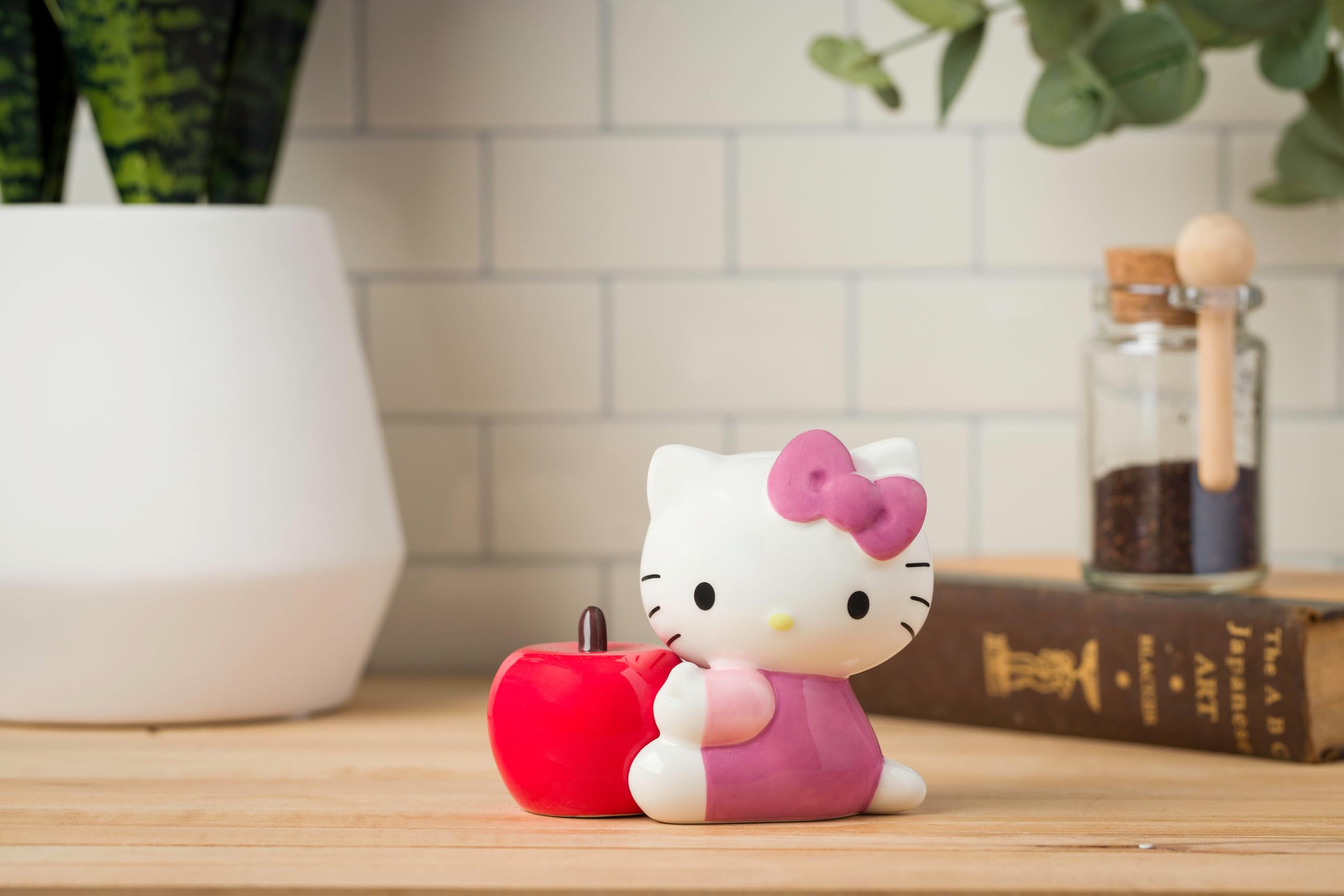 Silver Buffalo Sanrio Hello Kitty 3D Salz- und Pfefferstreuer aus Keramik, 13,3 cm L x 6,6 cm B x 10,2 cm H
