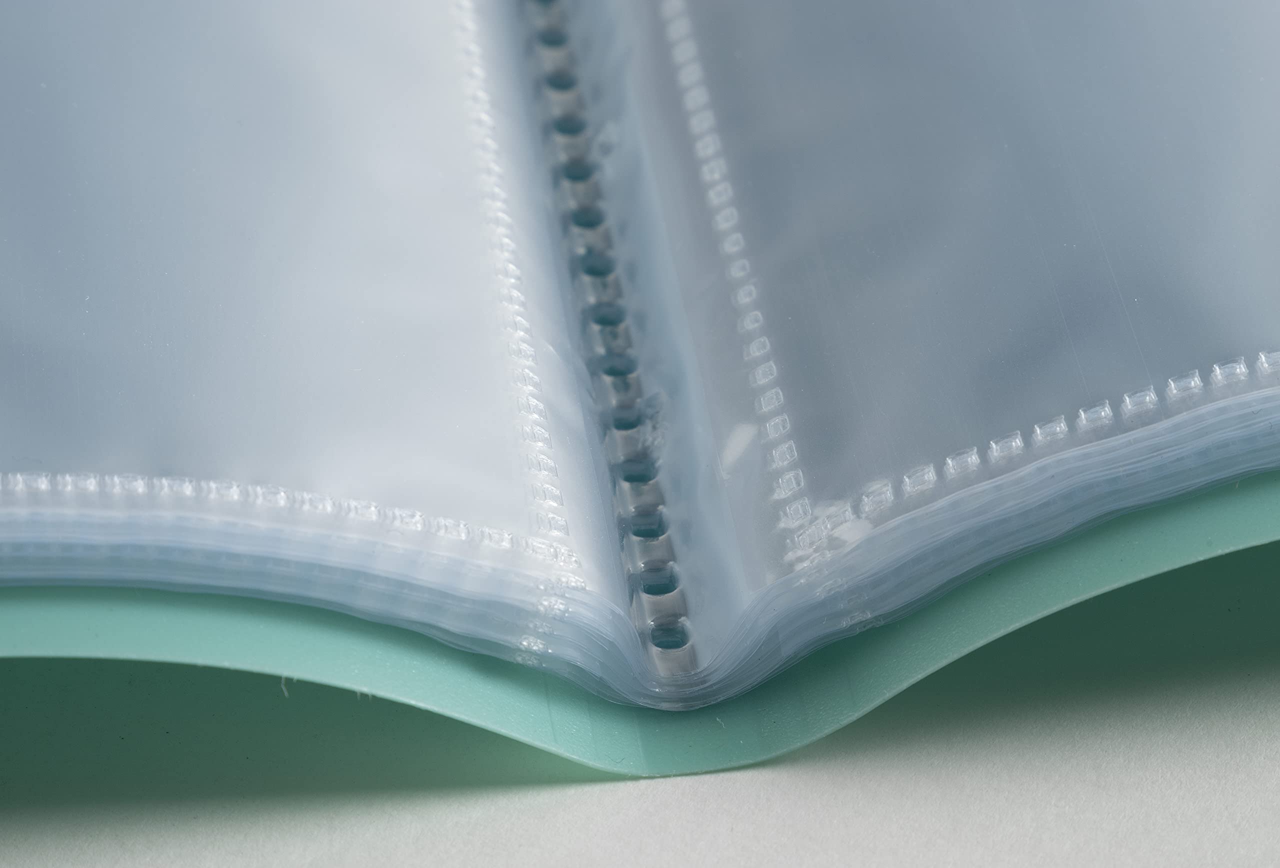 Exacompta - Réf. 88740E - Paquet de 4 Protège-documents Maïa - 40 pochettes cristal lisse - 80 vues - pour A4 - dim 24 x 32 cm - couverture en polypro recyclé semi-rigide - 4 couleurs assorties