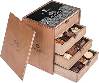CHOCOLISSIMO Schokolade Geschenk - Pralinen Geschenk - 40 handgemachte Pralinen im Holzkästchen - Geschenkidee Geburtstagsgeschenk, Weihnachten, Muttertag, Vatertag - für Frauen, Männer - ChocoMassimo