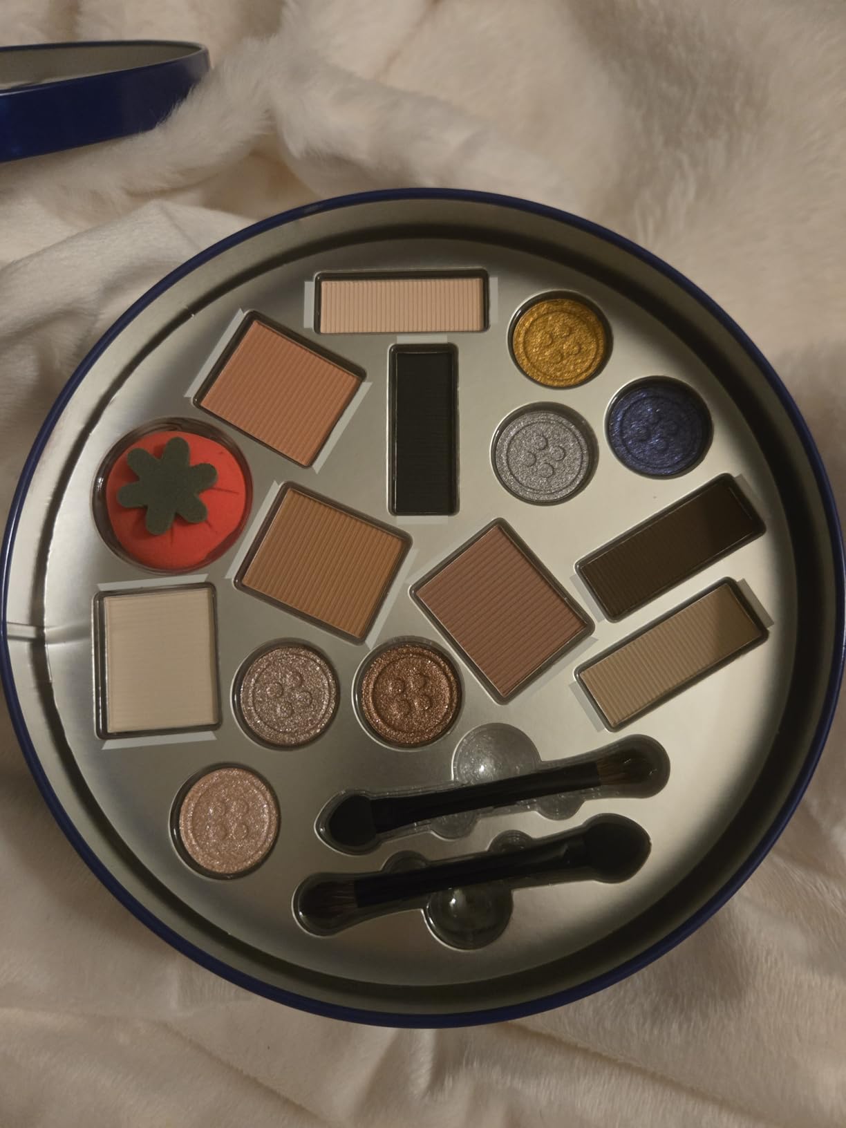 KARA BEAUTY Royal Dansk Palette Limited Edition Holiday Makeup Gift Set, Cookie Tin Eyeshadow Palette with 14 Cookie-Inspired Shades, Festive Eyeshadow Holiday Beauty