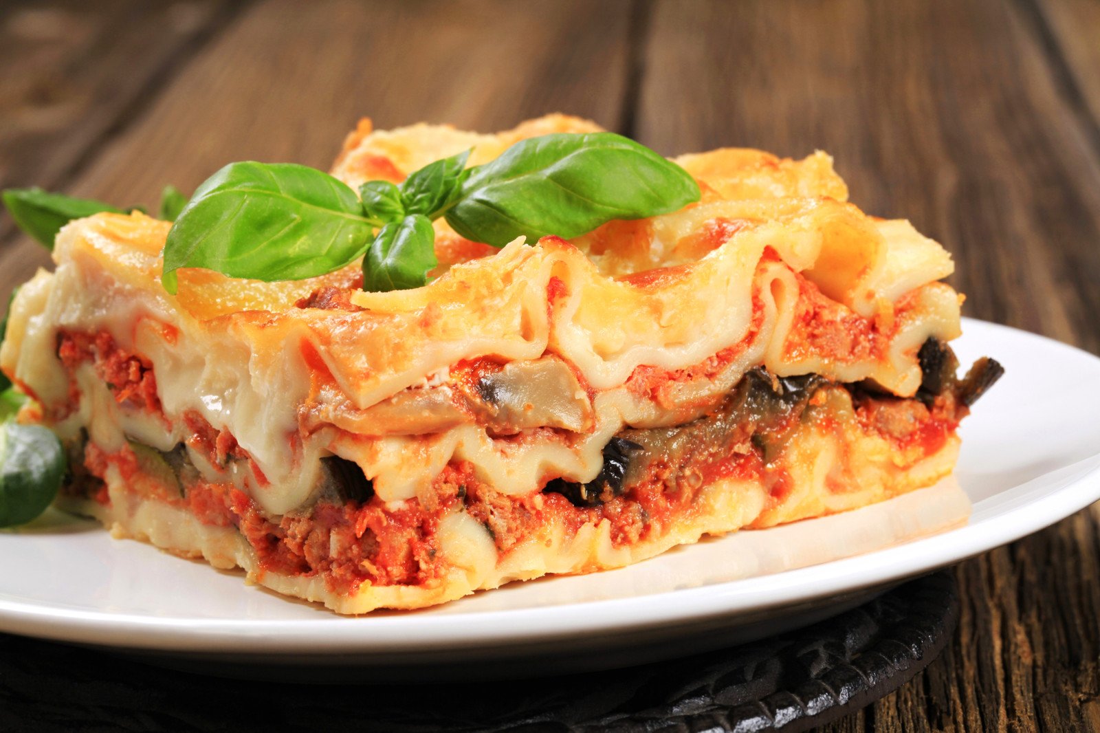 Basilico, foglie di basilico ridotte ai germi. Qualità superiore in Egitto. Secchio in PP da 4,5 kg