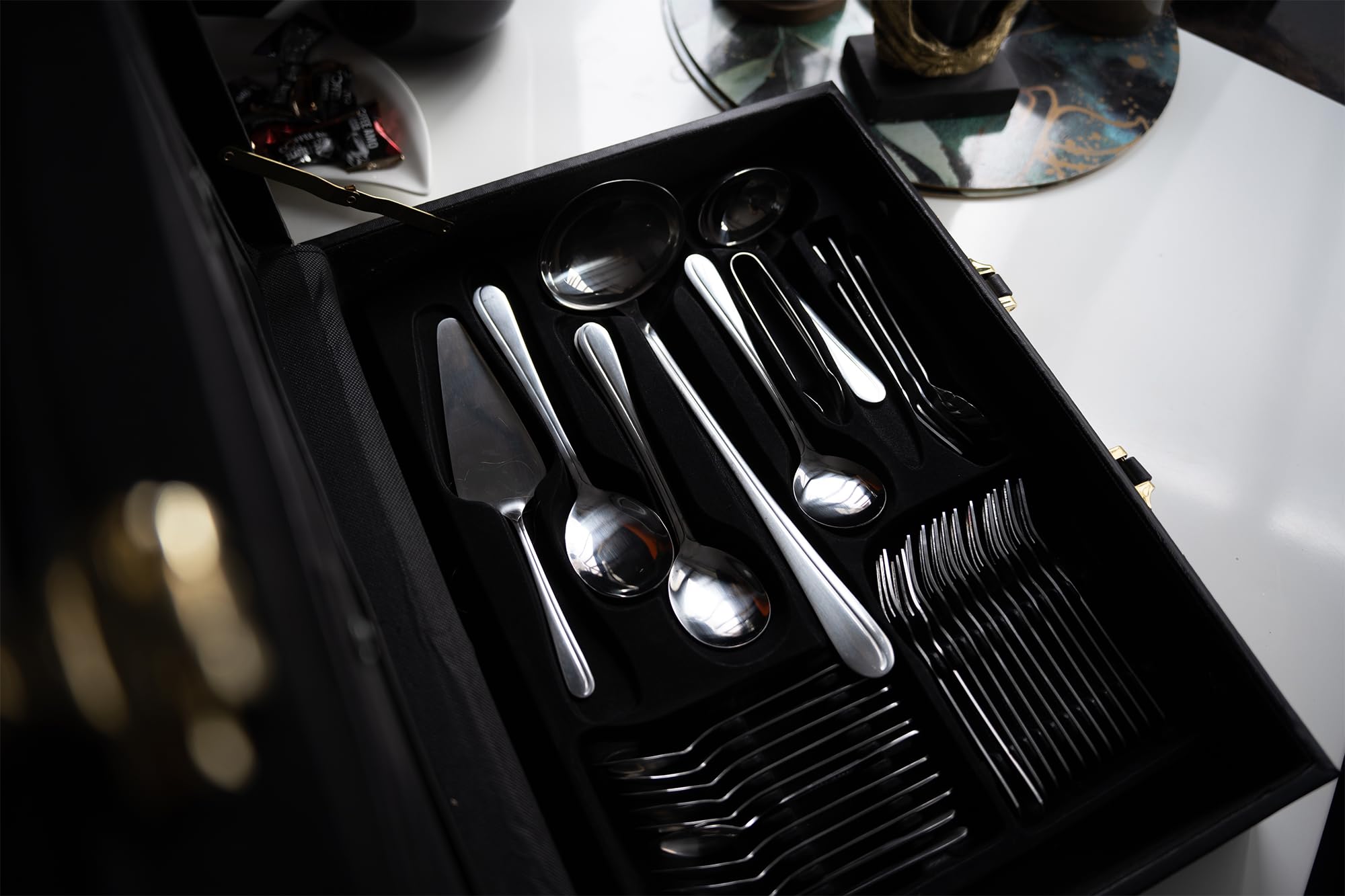 KARL HAUSMANN Set Posate 12 Persone, 72 Pezzi in Acciaio Inox 18/0 con Valigetta - Servizio Posate con Coltelli Forchette Cucchiai + Posate da Servizio, Lucido, Lavabili in Lavastovigli