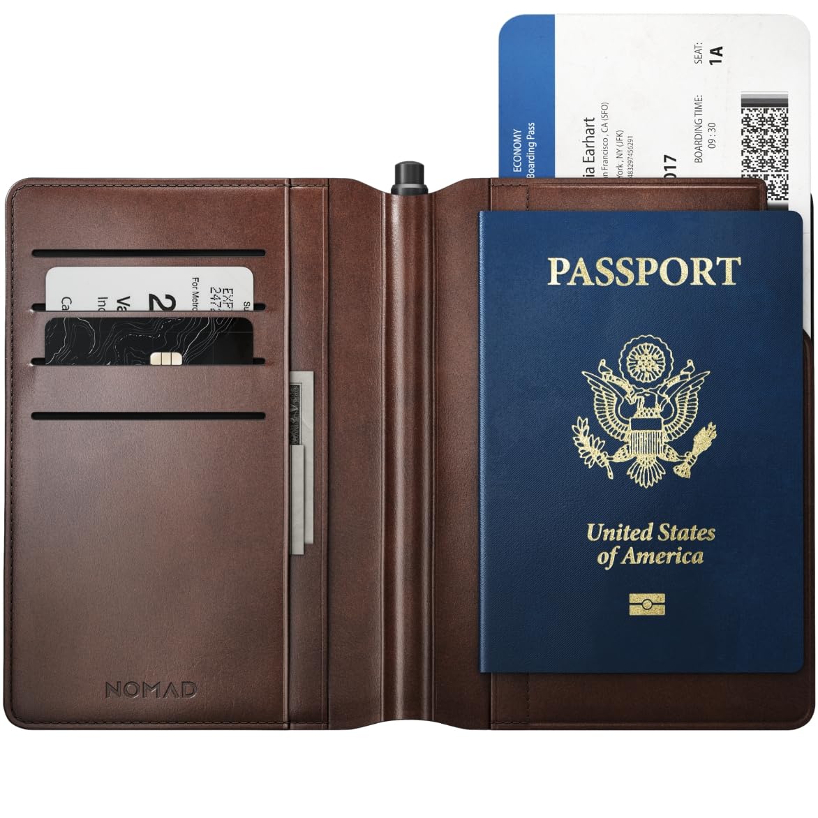 NOMAD Leather Passport Wallet Pen Edition |Reisegeldbörse aus Echtleder zum Verstauen von Geld, Bankkarten und Reisepass | Magnetische Stifthalterung | Zugriffslasche für Boardkarten | Braun