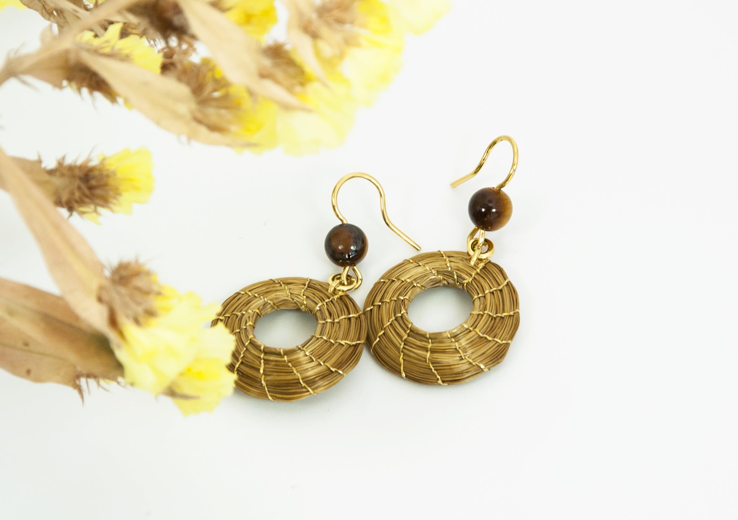 VERA NAVARRO - Orecchini Vegetali in Oro Mandala Aperto 20 mm con Pietra Occhio di Tigre - 100% Naturale Fatto a Mano - Design Esclusivo