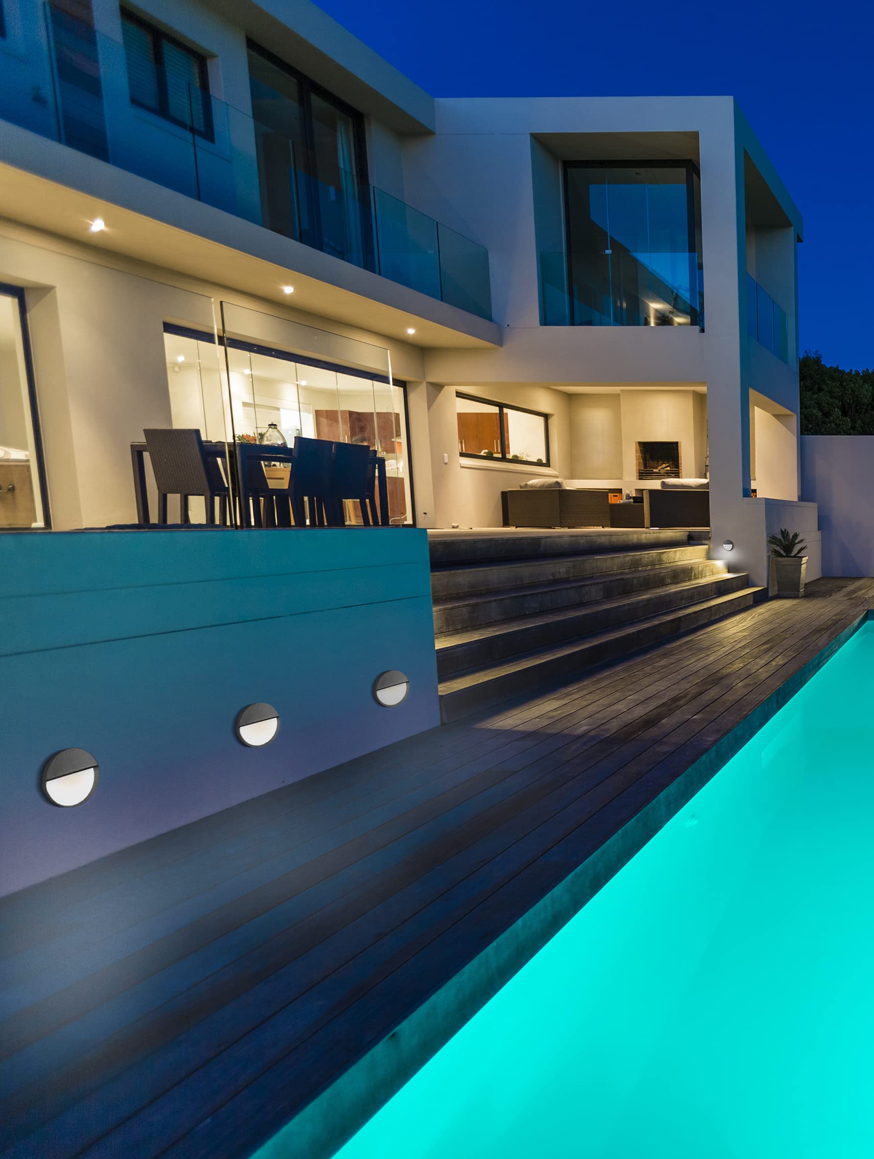 Mantra Iluminación. Modello BAKER Segnalibro esterno circolare da 11 cm di diametro realizzato in alluminio e policarbonato rifinito in colore grigio scuro. Sorgente luminosa LED 3 W 3000 K 210 lm