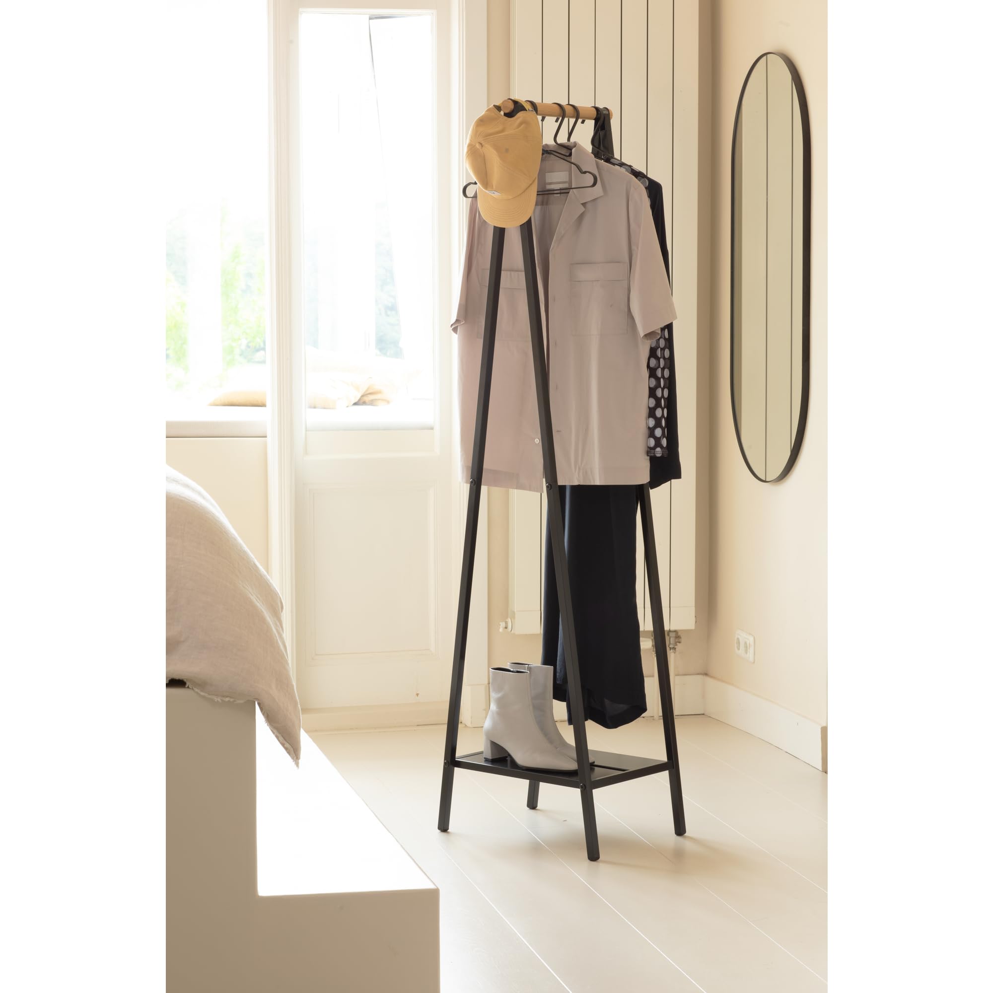 Brabantia - Perchero Linn, Compacto - Perchero de pie - Almacenaje de ropa - Para colgar, airear o secar ropa - Robusta estructura de acero y varilla de bambú - 47,6 cm x 34 cm x 170 cm - Negro Mate