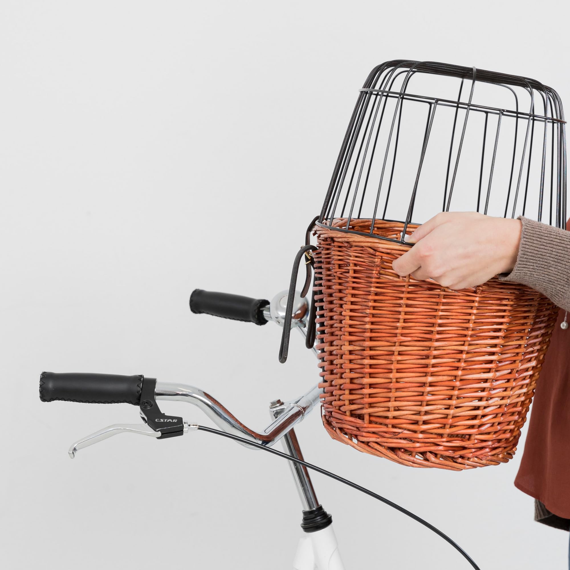 TRIXIE Hundekorb für das Fahrrad vorne bis 5 kg 44 × 48 × 33 cm - gewobener Hundefahrradkorb für den Lenker - in schicker Weidenoptik mit Kunststoff Gitter, 2806