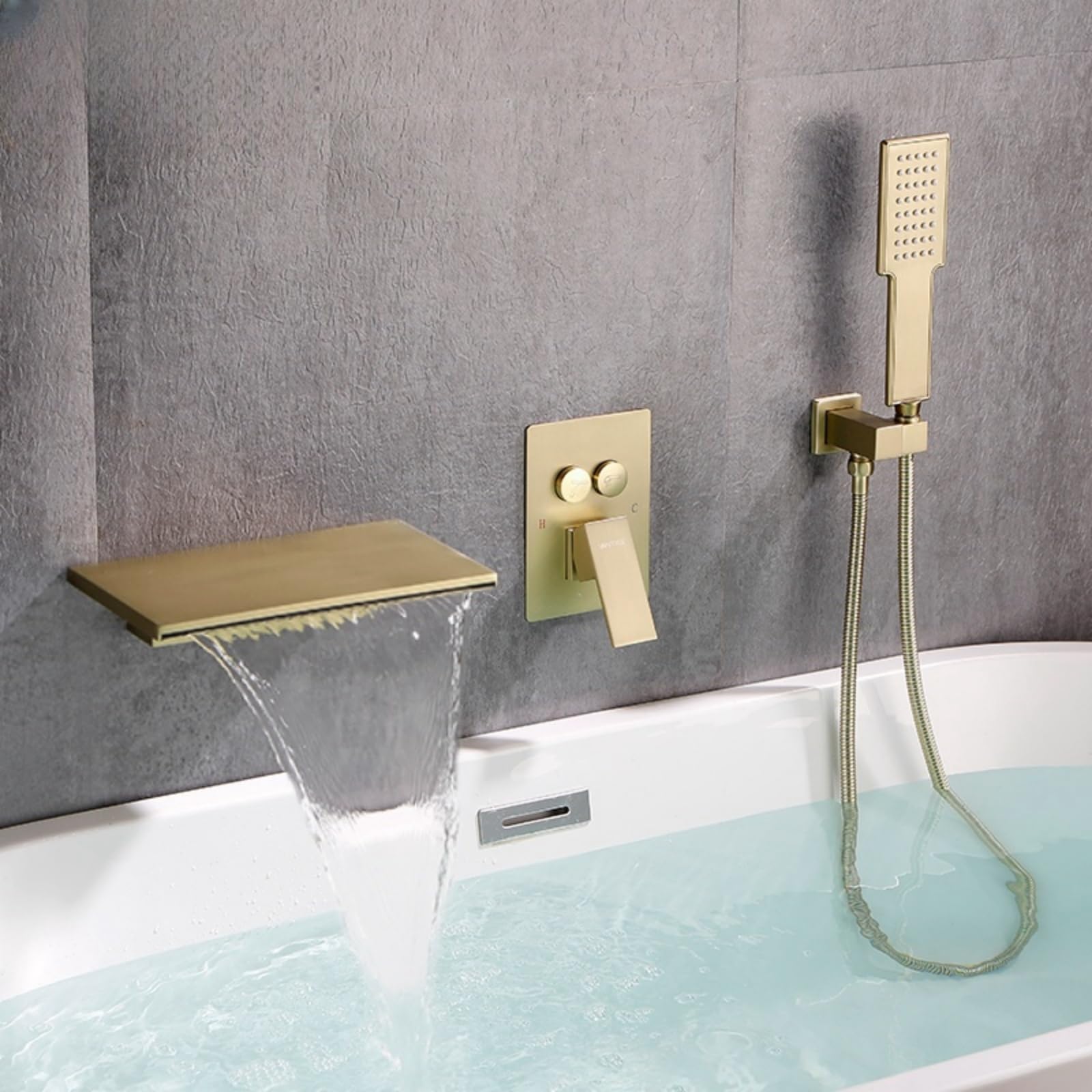 Robinet mitigeur de bain cascade dore brosse mural contre le calcaire visible