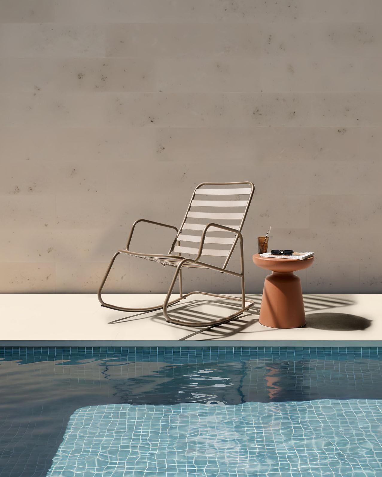 Beliani Sedia a dondolo da giardino moderna in metallo Design a doghe per esterni Alluminio Tortora