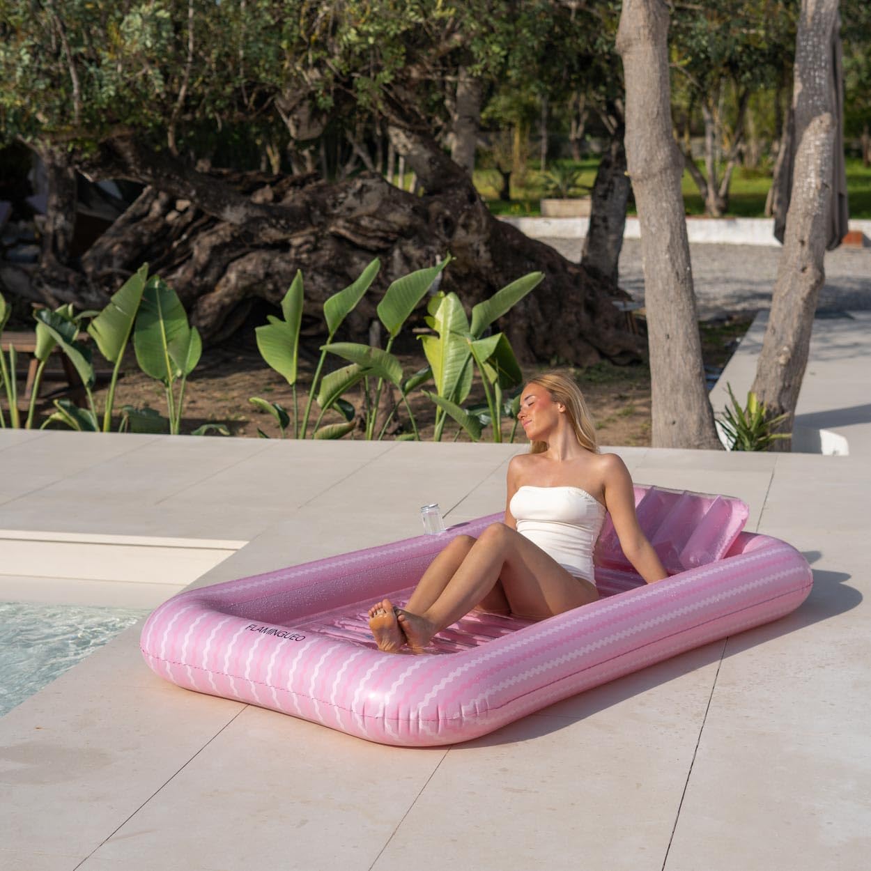 Flamingueo Colchoneta Piscina - Tanning Pool Individual - Posavasos Incluido - PVC Resistente - Tamaño Grande - Almohada Desmontable - Rosa