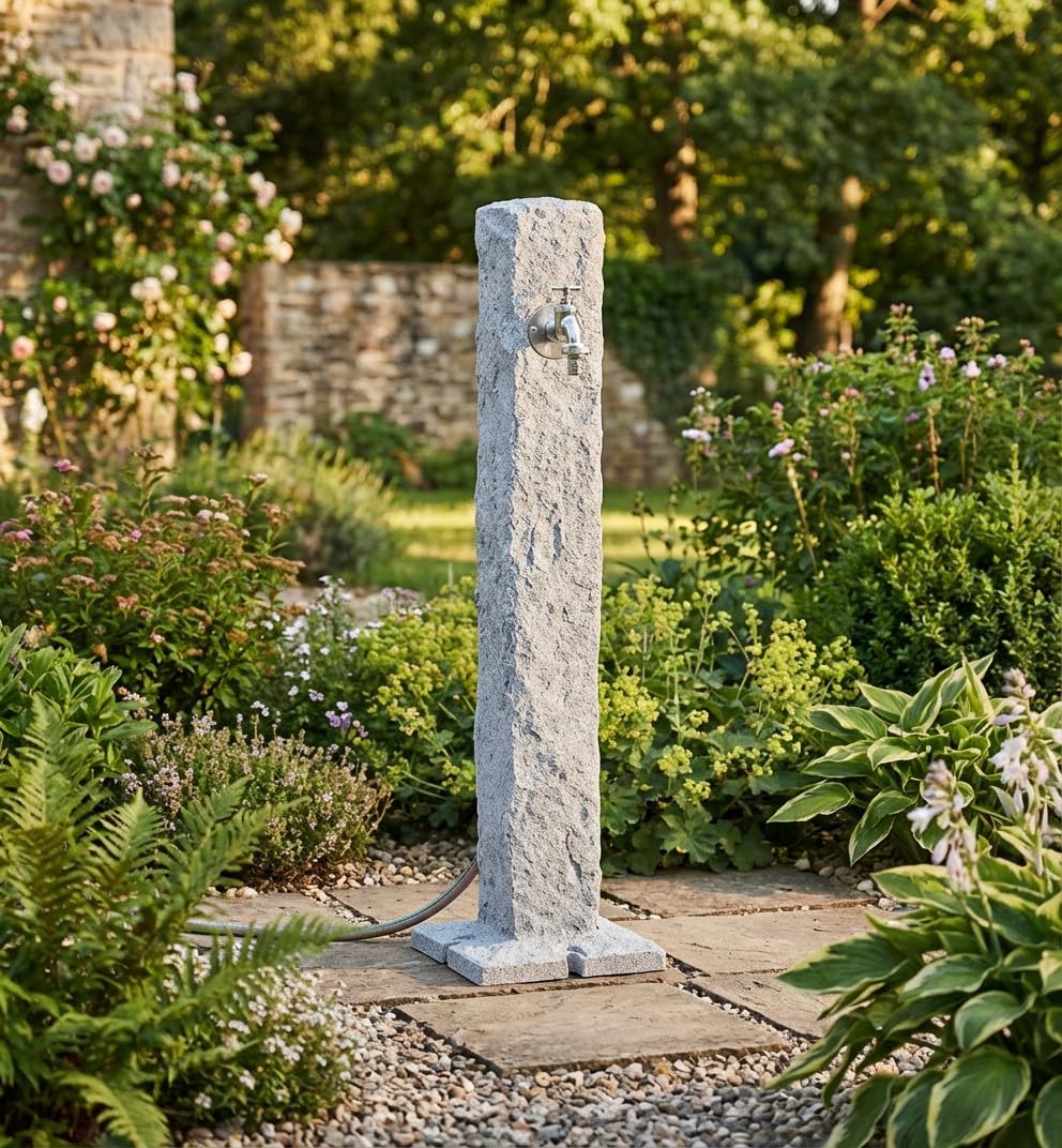 Fontana da giardino in imitazione di pietra granito chiaro con rubinetto. Altezza 1 metro. Base 25 x 25 cm