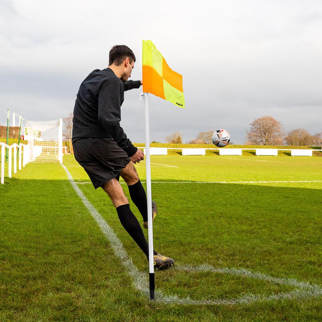 FORZA Bandiere D'angolo Per Il Calcio Caricate A Molla | Attrezzatura Per La Partita Durevole, Sicura E Altamente Visibile - Borsa Da Trasporto Opzionale | Campo Da Calcio (Senza Borsa, Pacco Da 4)