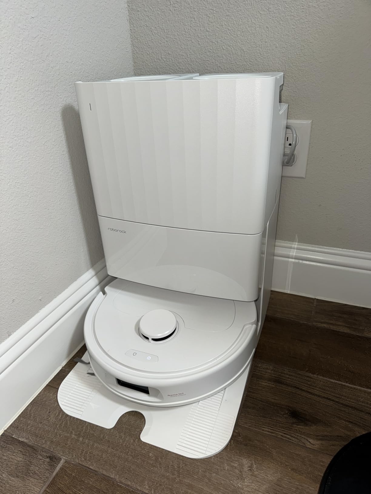 roborock Qrevo Series Robot Vacuum and Mop, 8000Pa Suction, Upgraded from Qrevo S, Anti-Tangle Brush, Smart Obstacle Avoidance, Auto Mop Washing, All-in-One Dock, 200RPM Spinning Mops, White(QV 35A) photo review