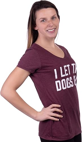 Miniatura 8 de Camiseta con cuello en V para mujer con texto en inglés "I Let The Dogs Out"