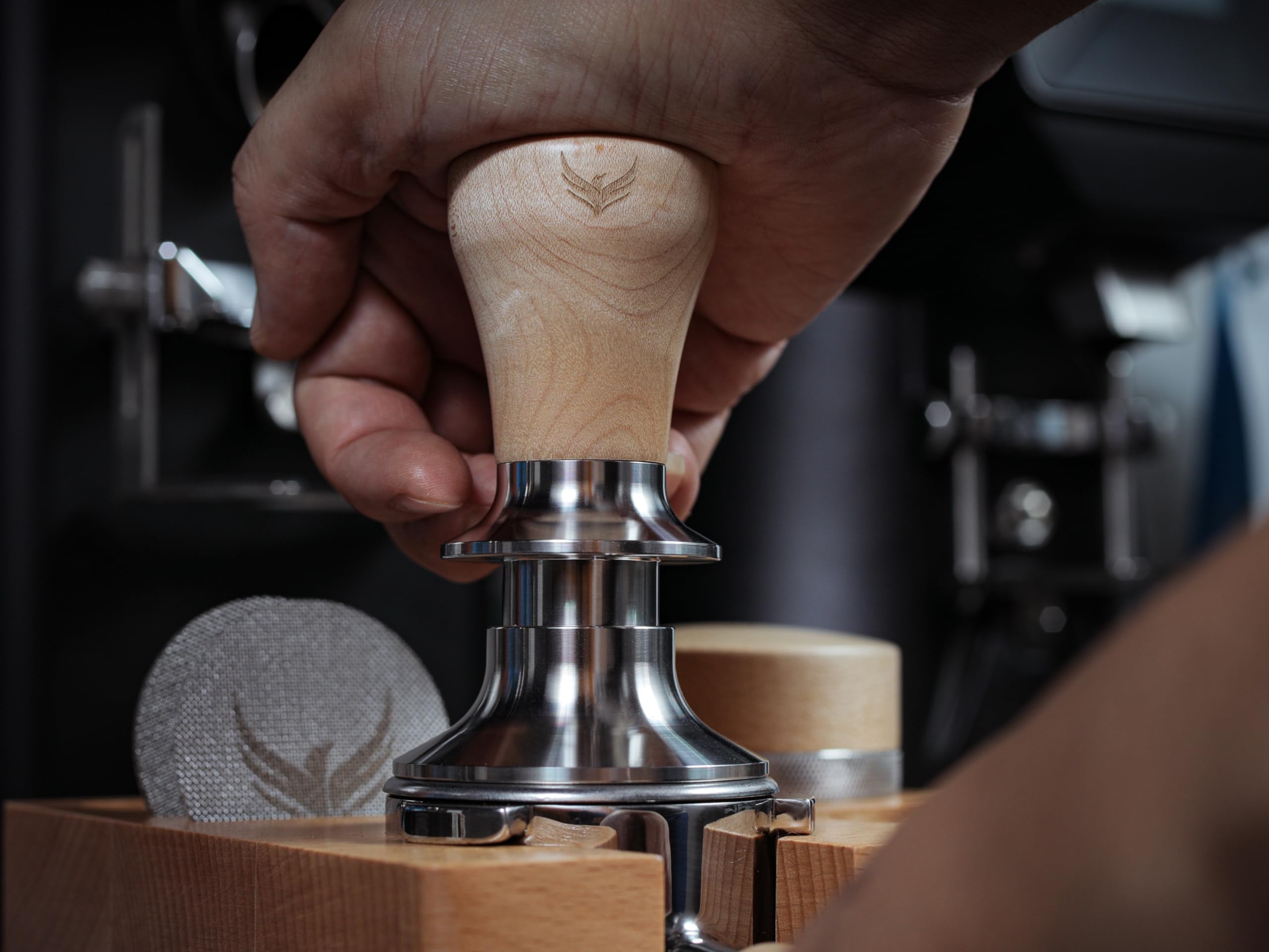 Siebträger Zubehör Set 54mm für Sage Ahorn & Buche – Bodenloser Siebträger, Kalibrierter Tamper, Tamperstation, WDT Tool & Kaffee-Verteiler Für Sage Barista Express, Pro, Touch & Bambino Plus